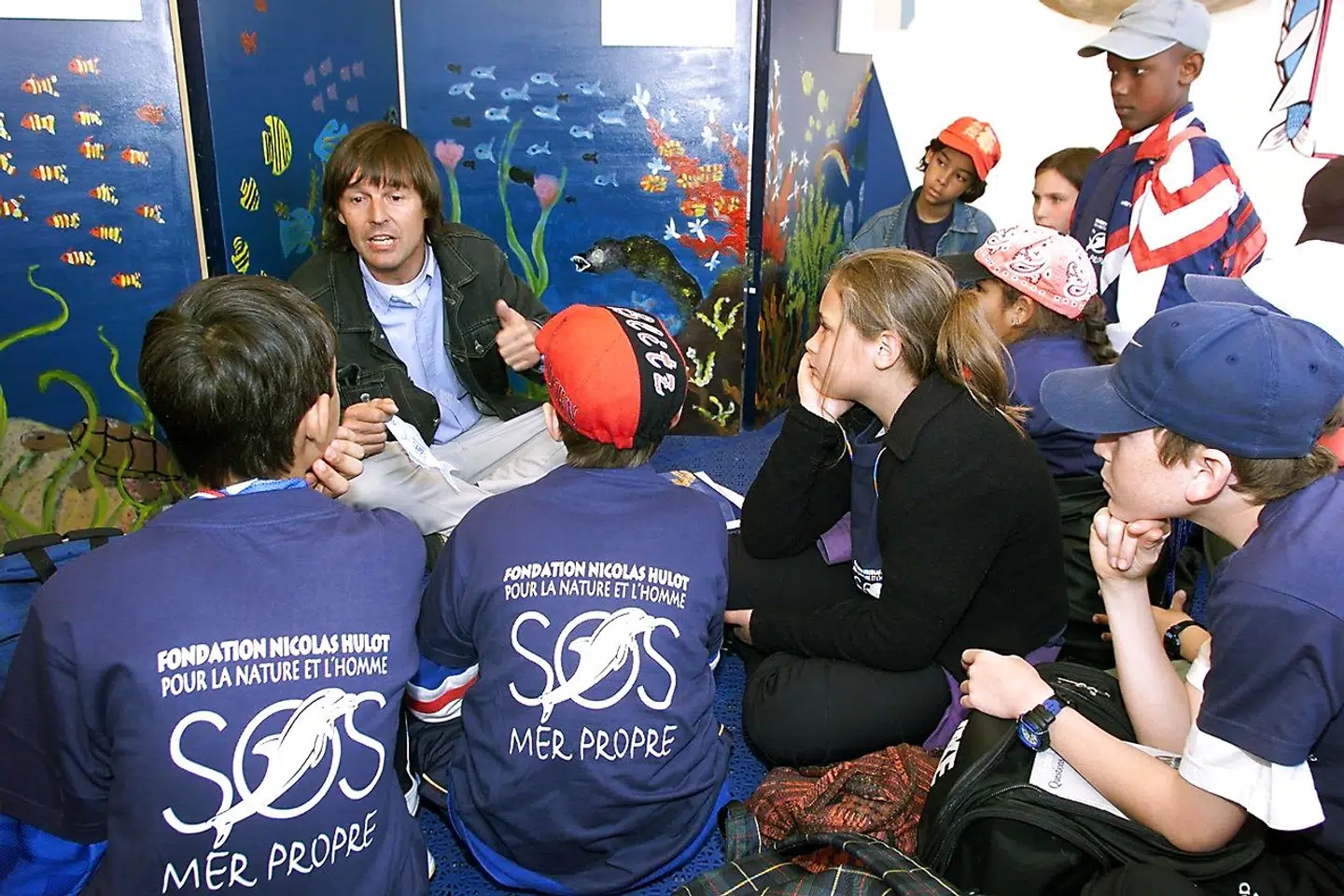 Franskmændene kender Nicolas Hulot fra fjernsynet og politik. Indtil for nylig var han urørlig, fordi han var så populær og tæt på magten. Men nu begynder overfladen at krakelere.