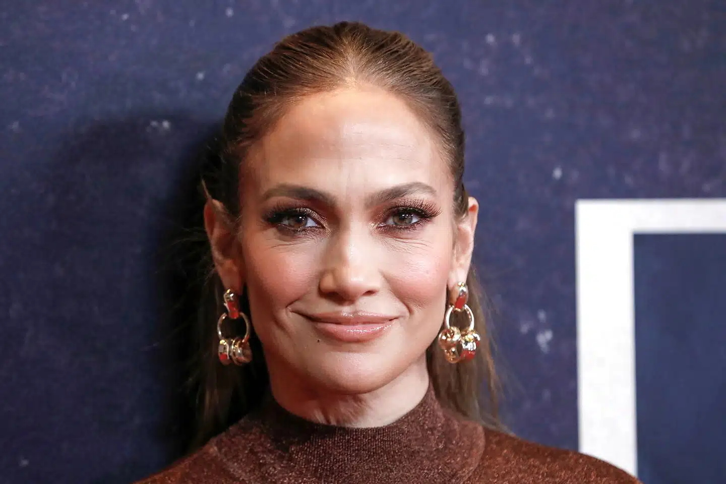 52-årige Jennifer Lopez fastholder, at hun ikke har fået Botox eller lignende. Men det er ikke alle, der tror på hende.