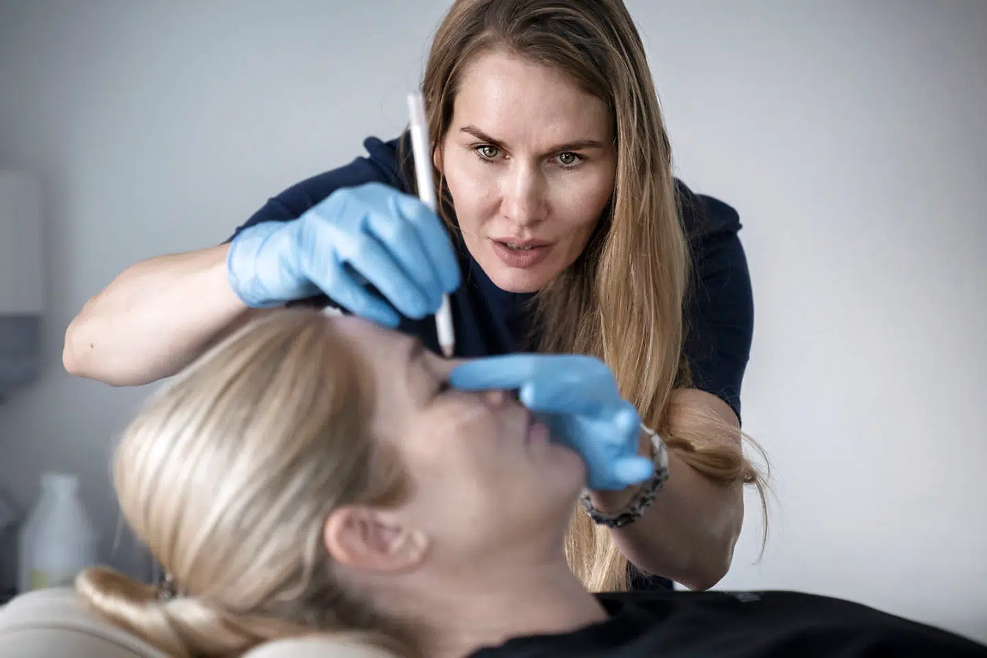 Det øvre øjenlåg er det helt acceptabelt at ændre på, mens der er langt flere fordomme knyttet til at ændre på læberne, fortæller overlæge i plastikkirurg ved AK Nygart Marie Louise von Sperling.