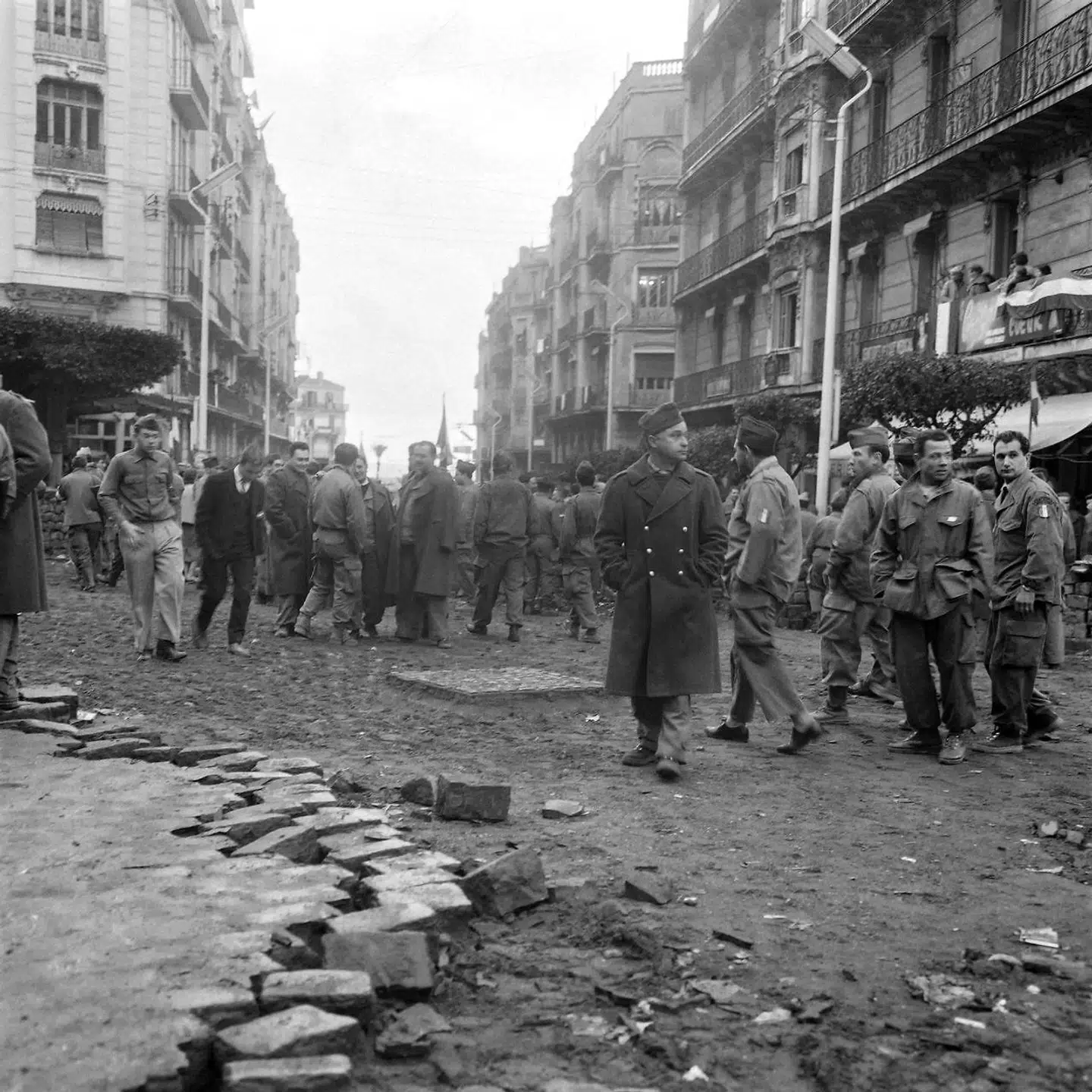 Algeriets uafhængighedskrig hørte blandt de blodigste på det afrikanske kontinent. Over 250.000 algeriere mistede livet. Frankrig regner hverken med at sige undskyld eller betale erstatning. Her ses fransksindede soldater på en gade i hovedstaden, Algier, under krigen i 1960.