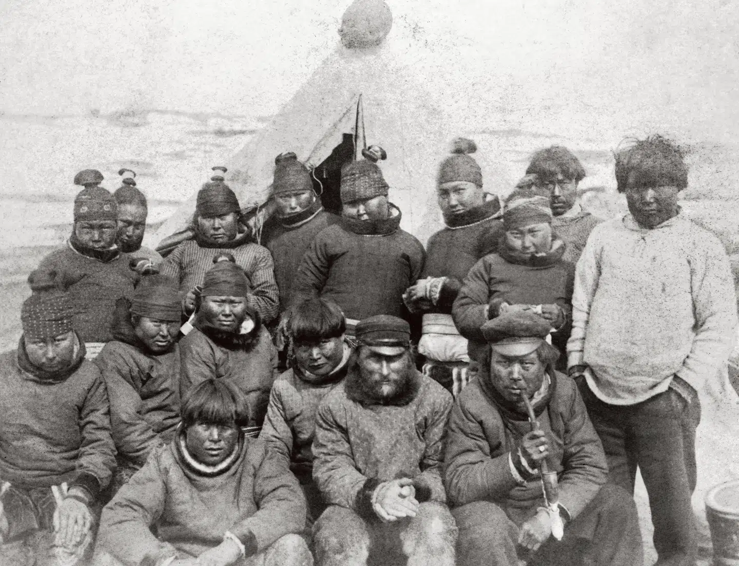 Konebådsekspeditionen til Grønland 1884-1885 var første gang, at kvinder deltog aktivt på en dansk videnskabelig ekspedition. Her ses de grønlandske deltagere i ekspeditionen.