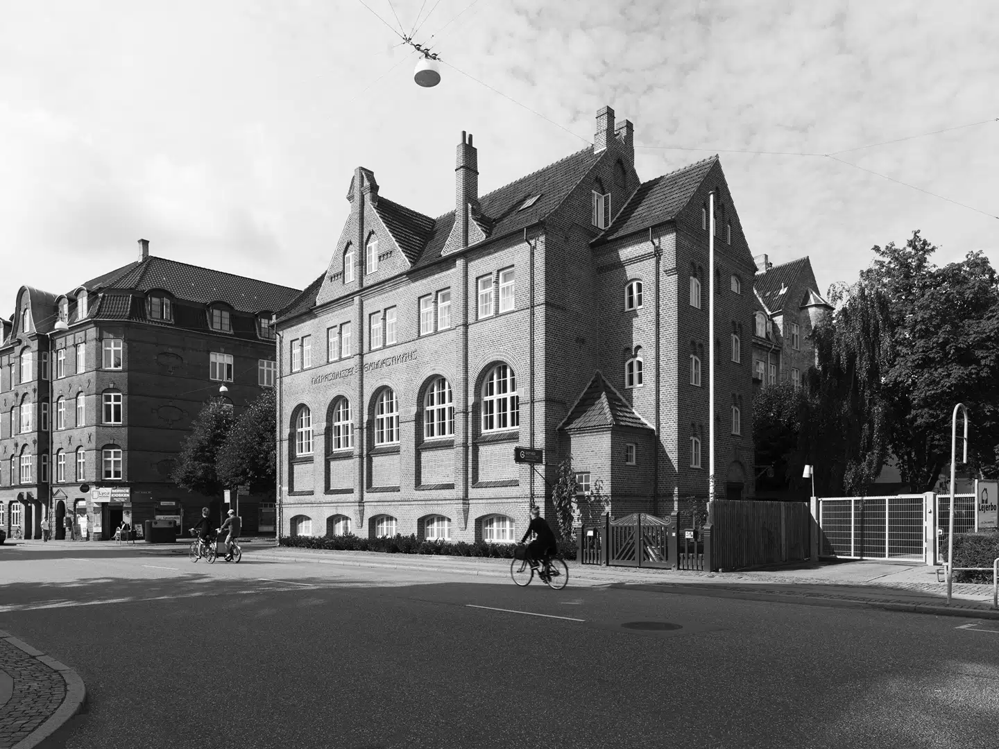 Helle Gotveds far N.H. Rasmussen byggede Gymnastikhuset i 1898. Det er tegnet af P.V. Jensen Klint, mens Niels Larsen Stevns har stået for træudskæringerne.