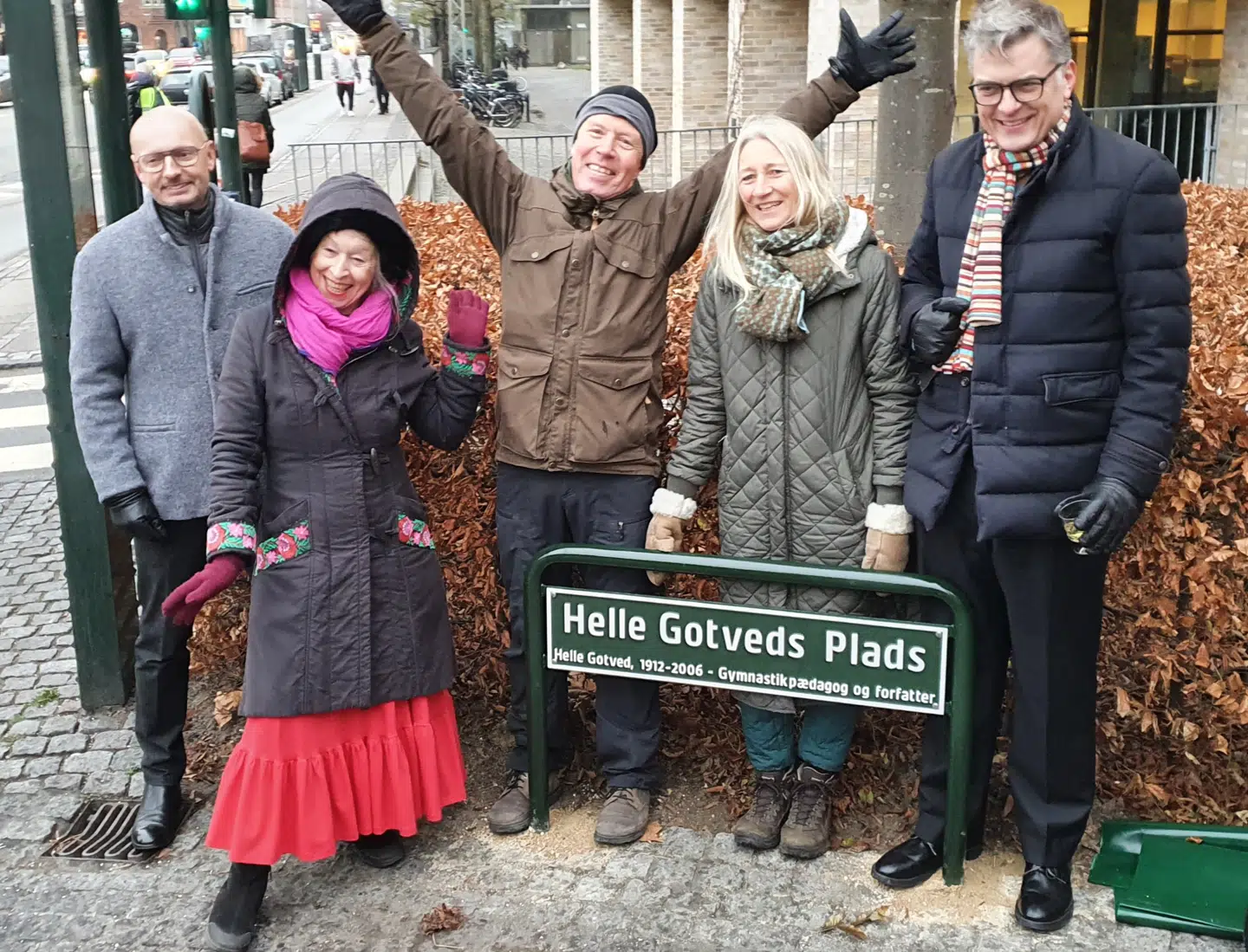 Under navnet på skiltet står en lille forklaring om, hvem Helle Gotved var. Det kommer man også til at se på de syv andre pladser. På billedet ses blandt andre Anne Marie Helger, som talte ved indvielsen.