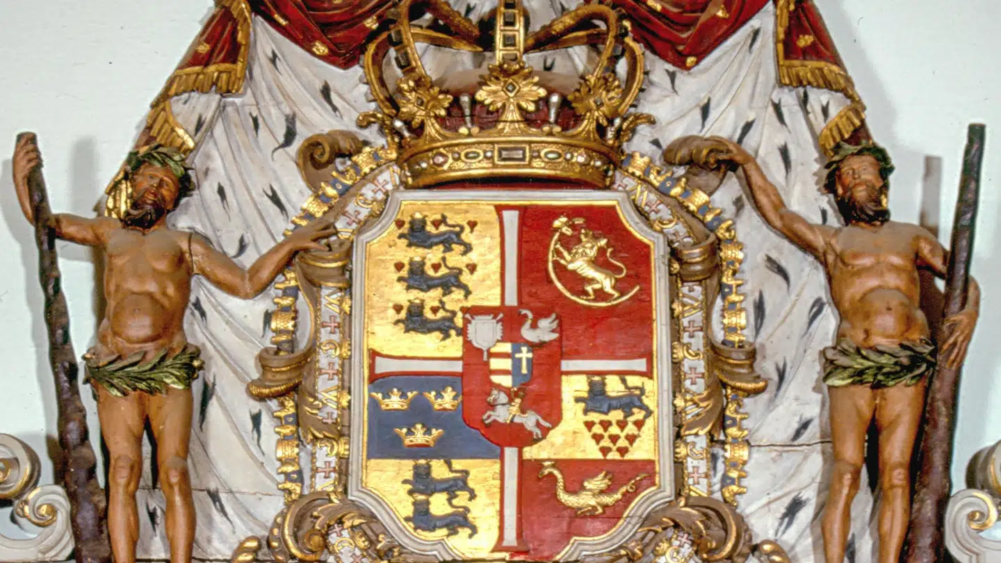Kongevåbnet efter Slesvig indlemmelse i kongeriget. Det hang oprindelig i Kancellibygningens arkiv og har siden 1911 befundet sig i Rigsarkivet. Det må være udskåret 1736-1739. Illustration fra bogen.