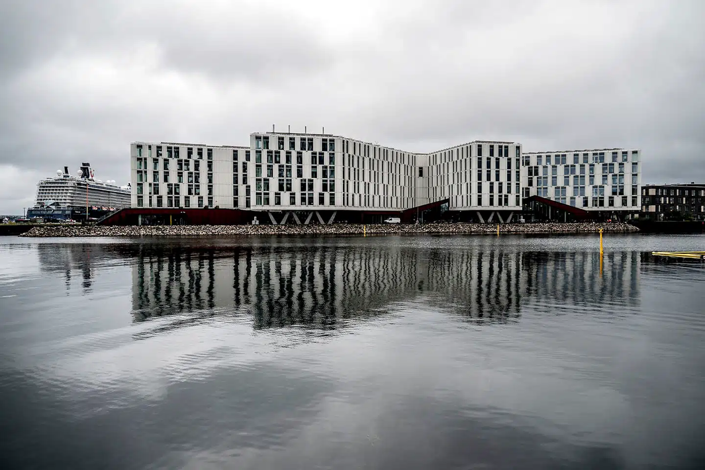 Marmormolen er et af de steder, som, Jep Loft fra Arkitekturoprøret mener, er blevet plastret til med »store, ensformige, kedelige kasser«.