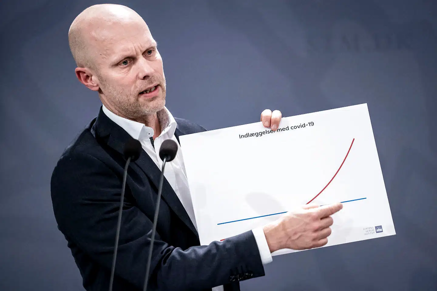 Direktør i Statens Serum Institut Henrik Ullum med sin graf.