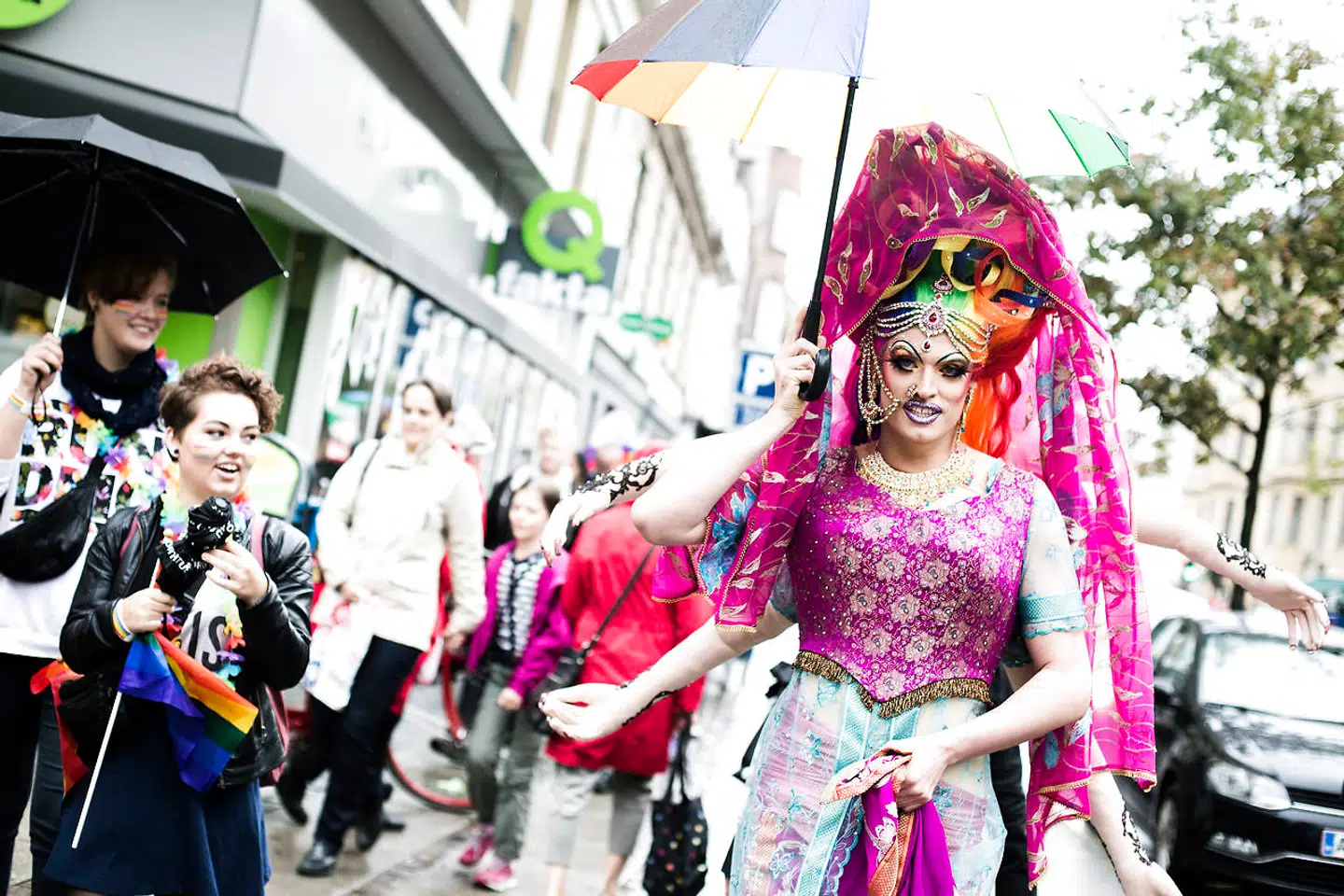 82 procent af danskerne har intet problem med mænd, der går i »dametøj«, og kun ti procent vil være bekymrede, hvis deres barn blev forelsket i en person af samme køn. Arkivfoto fra Copenhagen Pride 2014.