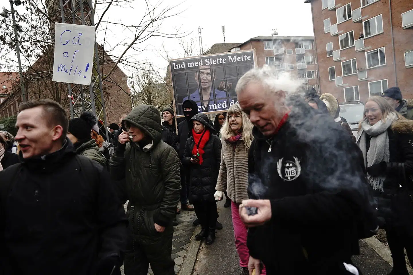 Flere af demonstranterne var mødt op med store skilte. Mette Frederiksens navn og ansigt gik igen på flere af dem.