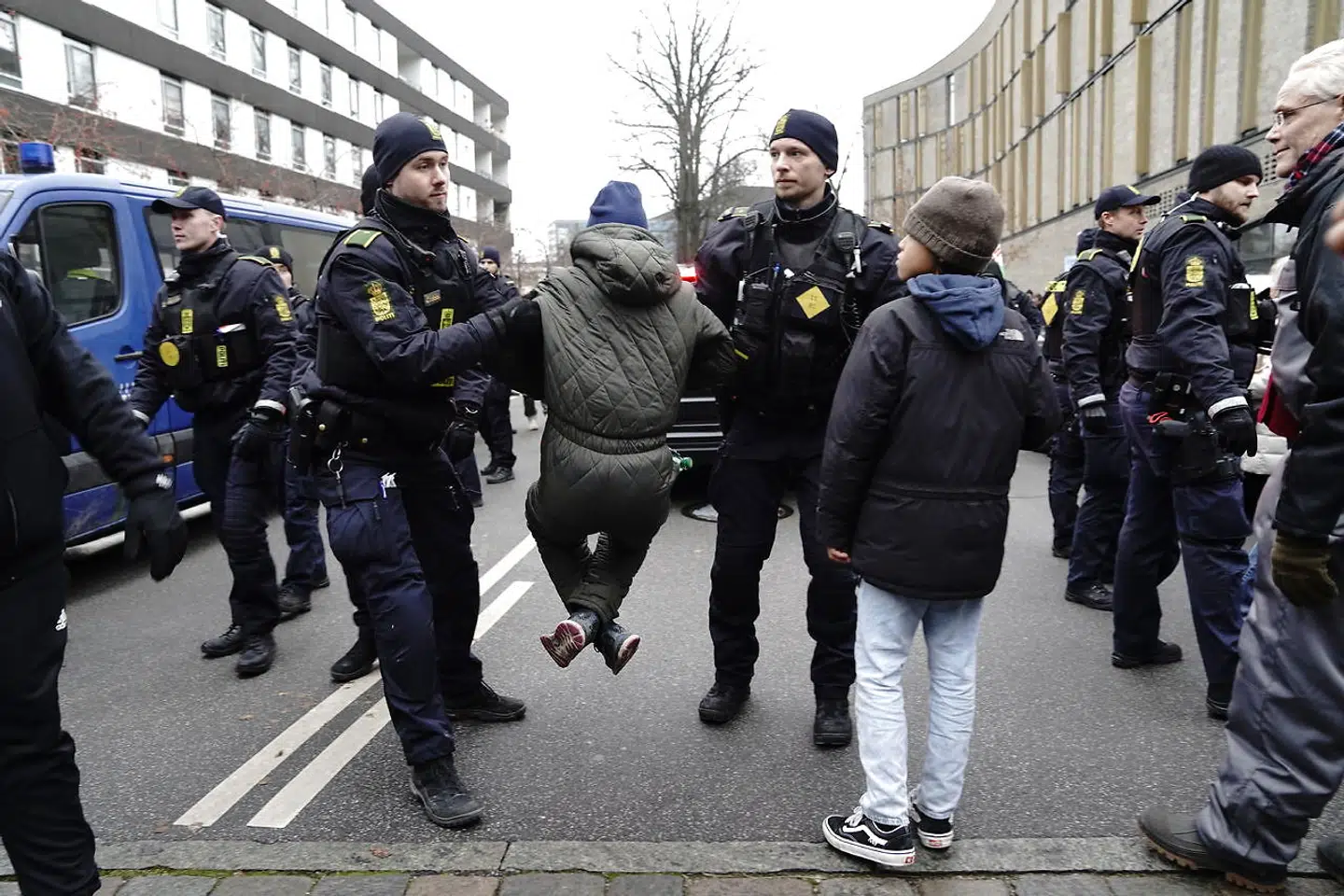To personer er blevet anholdt i forbindelse med demonstrationer, oplyser Ritzau. Den ene er sigtet for at overtræde paragraf 119. Den drejer sig om både trusler og vold, herunder forsøg på vold, mod personer i offentlig tjeneste. Den anden er sigtet for at overtræde paragraf 121 – fornærmelig tiltale over for politiet.