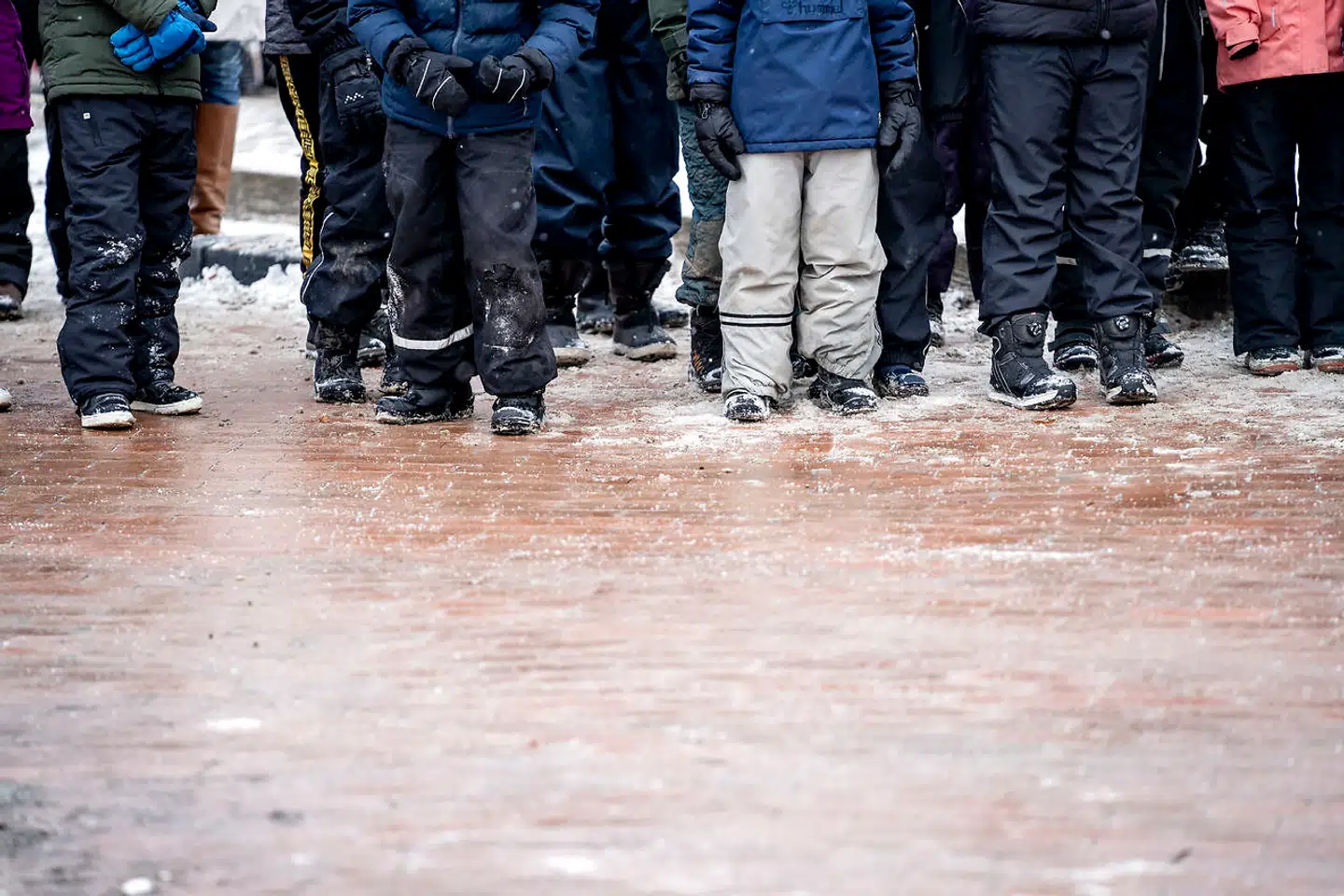Børn i 0.-4. klasse har mulighed for at blive sendt i skole, hvis deres forældre arbejder. Men skolelederformand appellerer til, at forældre finder andre løsninger, så godt de nu kan.