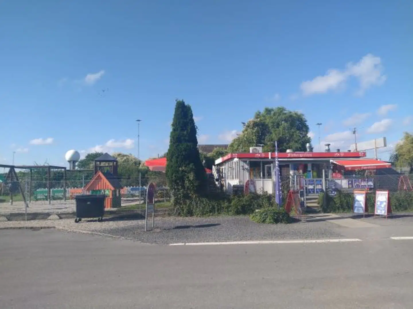 Grillbaren Flyvergrillen lige ved Københavns Lufthavn skal have ny ejer efter 30 år.