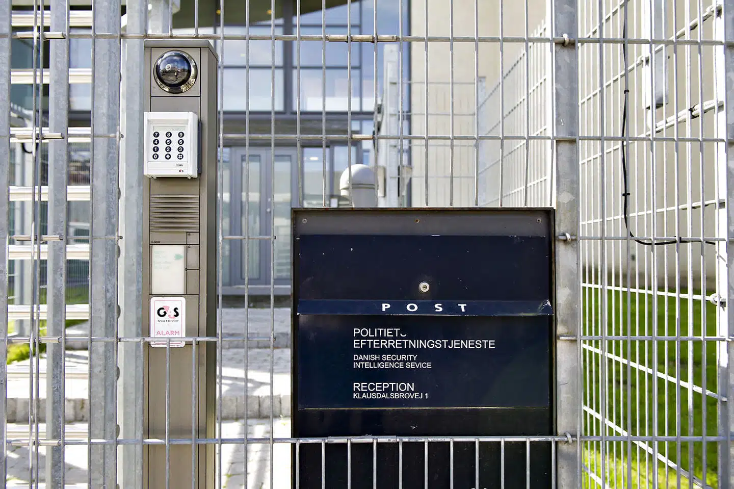 Tidligere rådgiver i Forsvarsministeriet Lars Bangert Struwe fortæller, at dansk efterretningsvirksomhed i fremtiden bliver svækket. Det siger han, efter at Politiets Efterretningstjeneste (PET) torsdag har anholdt fire nuværende og tidligere medarbejdere i de to efterretningstjenester PET og Forsvarets Efterretningstjeneste. De fire er mistænkt for at have lækket oplysninger.