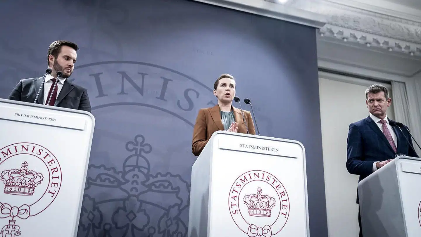 Erhvervsminister Simon Kollerup (S) fremlagde onsdag aften de nye coronarestriktioner sammen med statsminister Mette Frederiksen (S) og direktør i Sundhedsstyrelsen Søren Brostrøm. Nu har han indkaldt til lynforhandlinger om kompensationsordninger til erhvervslivet.