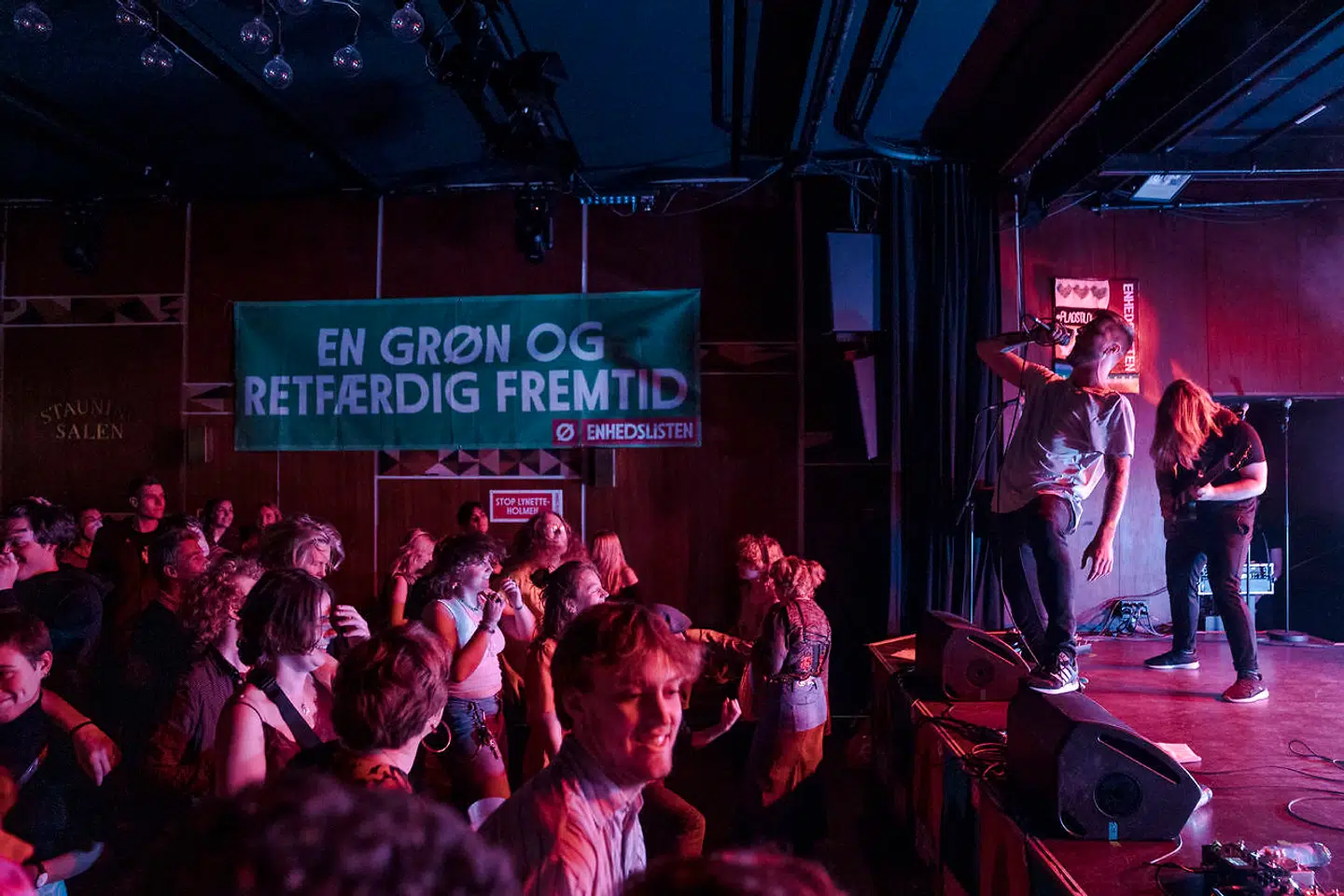 Vega i København er et af landets store spillesteder. Hvis regeringen forbyder arrangementer med mere end 50 stående gæster, vil det betyde en midlertidig lukning af stedet.