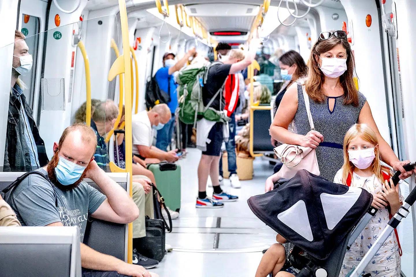 Metroen en lørdag formiddag, da mundbind var påkrævet. Nu får frygt og bekymring for, at coronavirussen atter får fat, danskere til at ændre adfærd og helt frivilligt pålægge sig selv restriktioner som mundbind, skriver Jyllands-Posten.