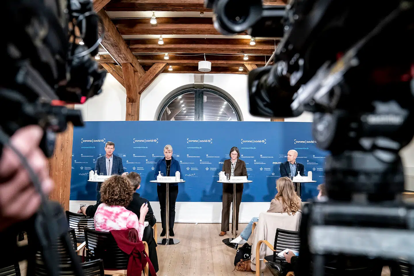 Tirsdag holdt sundhesmyndighederne pressemøde om status på epidemien. Nyheder om omikronvarianten bliver afgørende for, om den positive aktiestemning tirsdag kommer til at fortsætte de kommende uger.