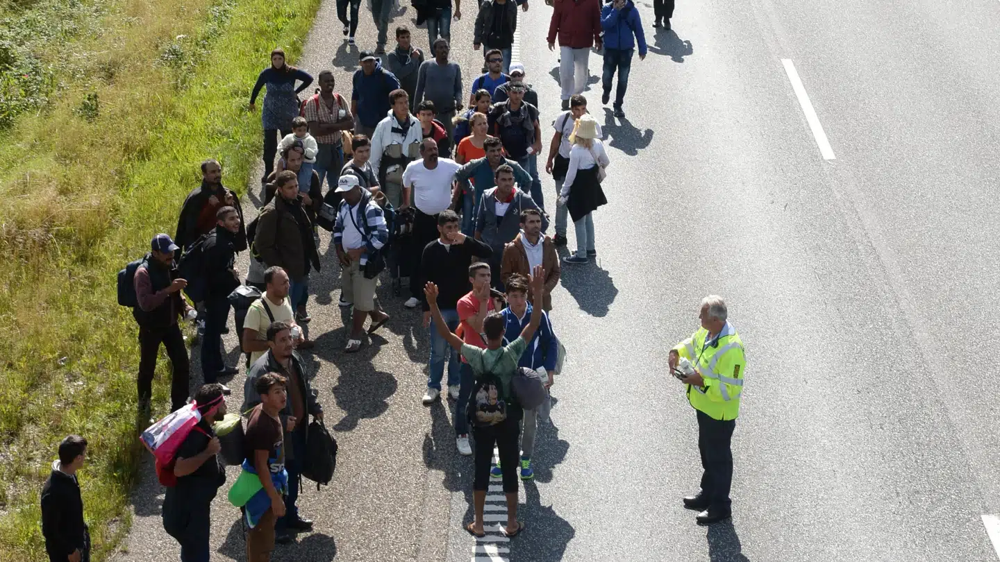 En lav tilstrømning af indvandrere til Danmark er nødvendig, da hver gang en bølge af indvandrere rammer, så får vi også en ny bølge af konservatisme og gamle familiestrukturer ind i landet, forklarer integrationsminister Mattias Tesfaye (S). Arkivfoto fra Sydmotorvejen ved Rødby i 2015.