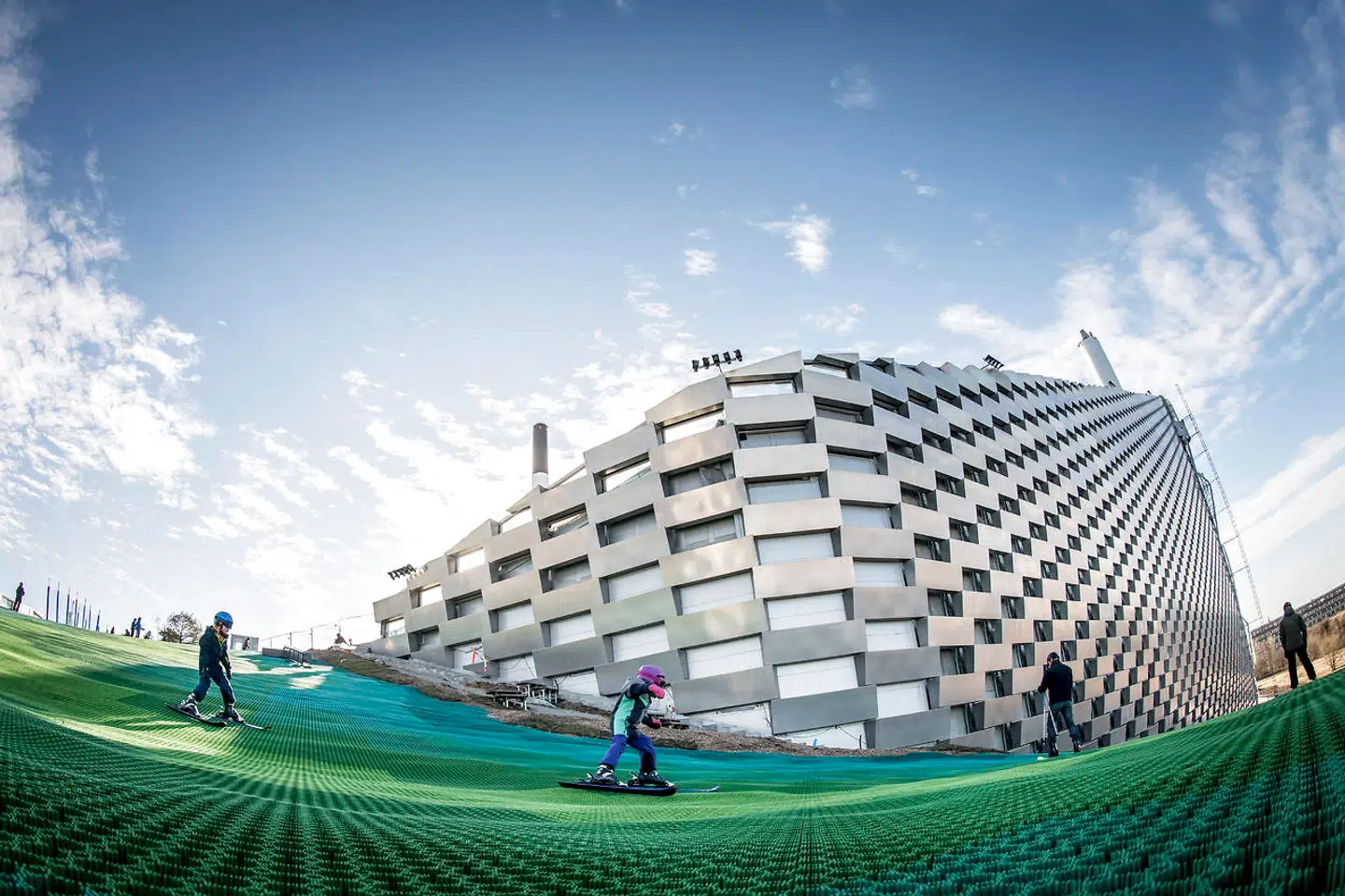 Amager Bakke åbnede for gæster på skibakken i vinteren 2019. Den er udtænkt af Bjarke Ingels Group, som også modtog prisen for »bedste bygning« forleden.