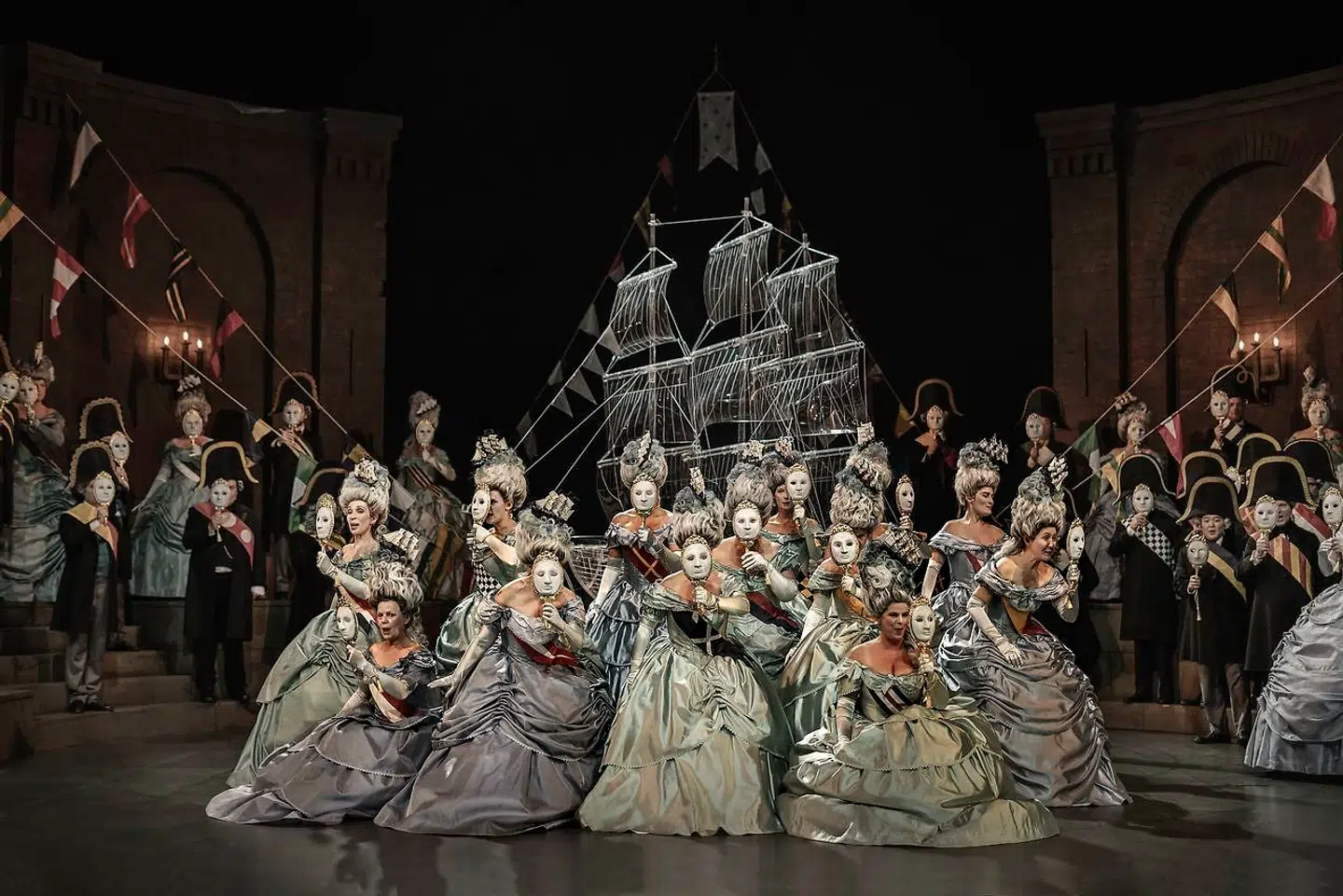 Trængsel på scenen: Til maskebal i »Maskeballet«.