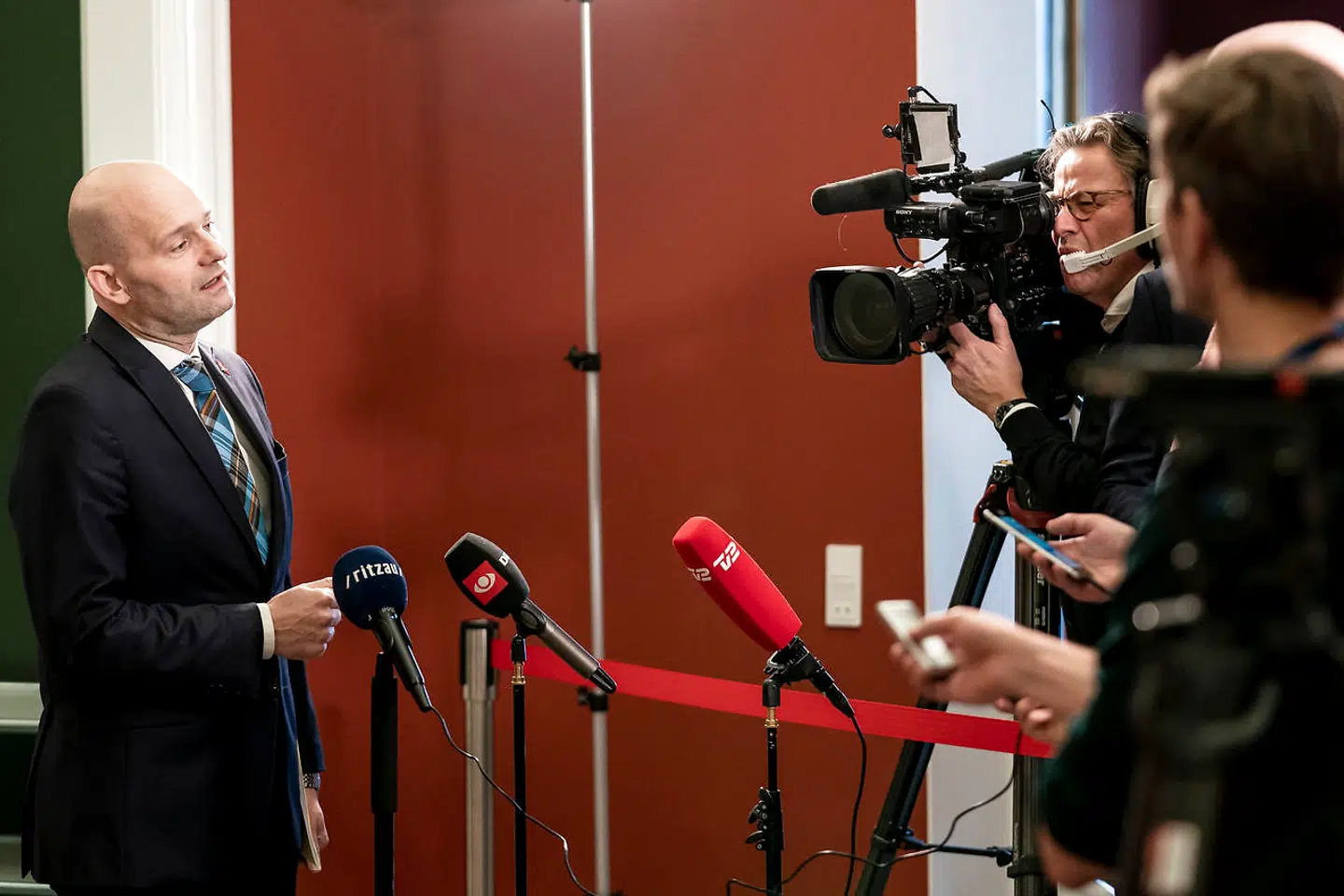 De Konservative lægger i deres nye medieudspil op til et større fokus og flere penge til lokal og regional dækning. Partiet vil blandt andet oprette en helt ny TV 2-kanal på Sjælland og mindske TV 2 Lorrys sendeområde. Her ses formand Søren Pape Poulsen tale med blandt andre TV 2 på Christiansborg i marts.