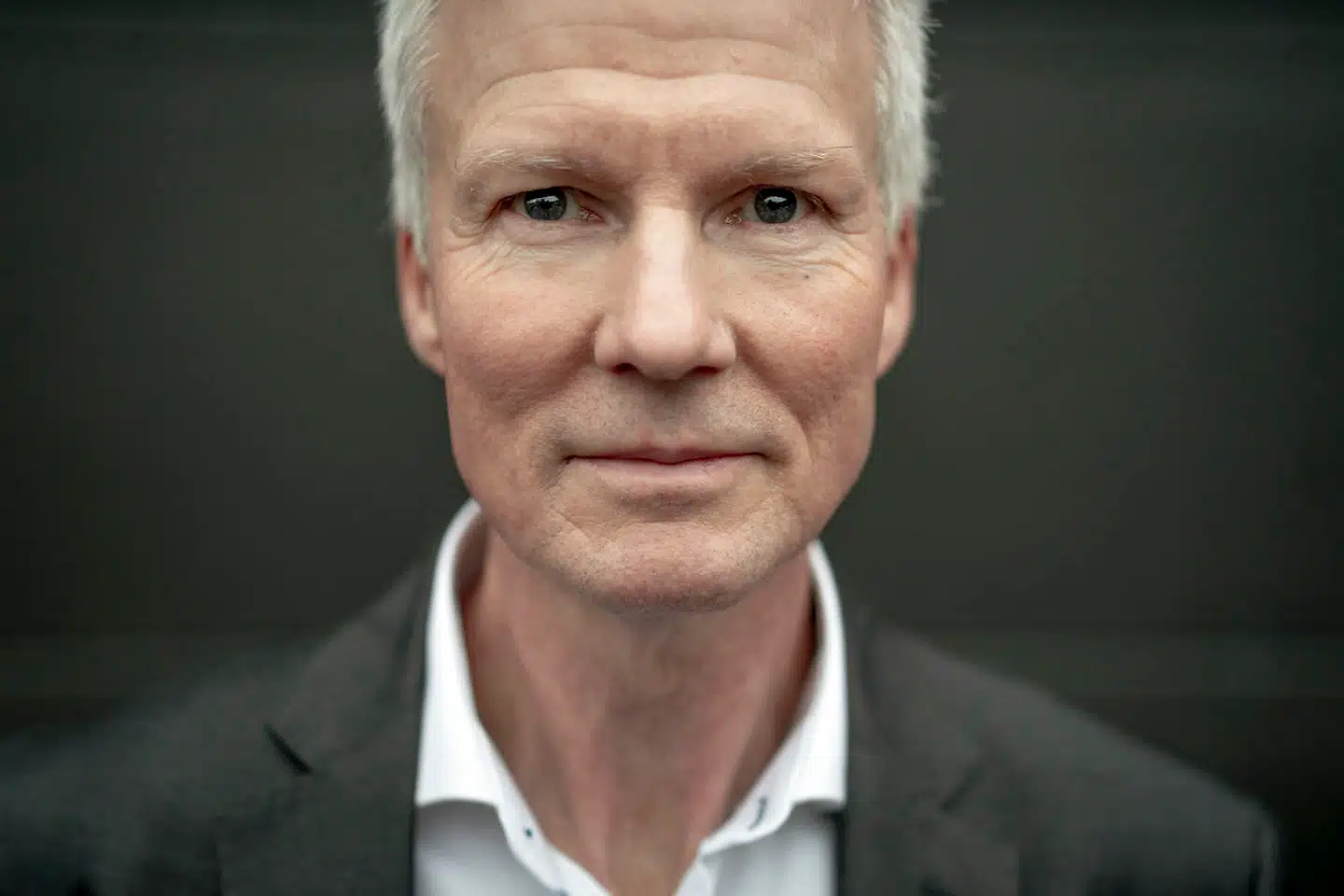 Michael Olsen mener, at politikerne bør sætte fart i den grønne omstilling. Han kører selv i elbil til daglig.