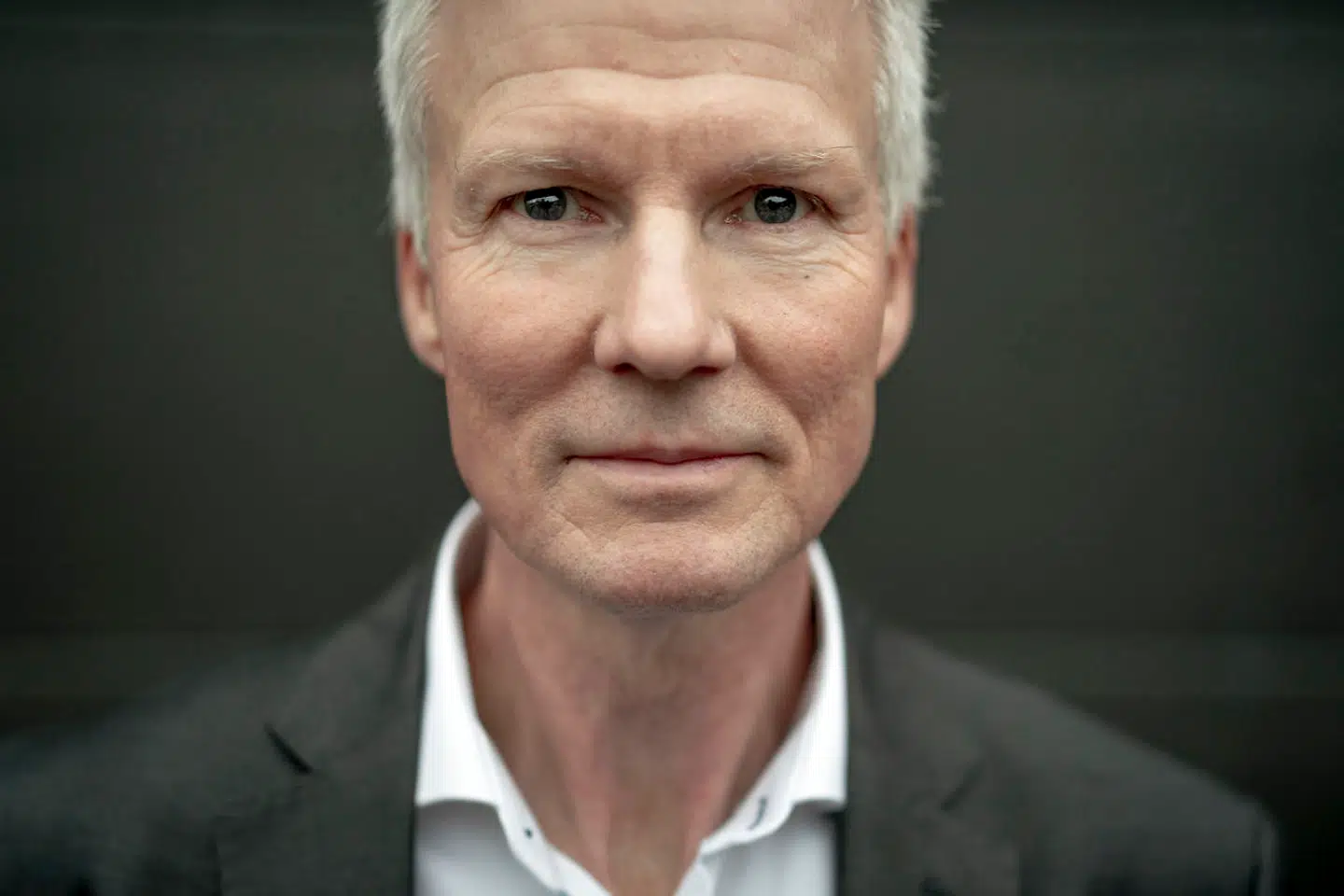 Michael Olsen mener, at politikerne bør sætte fart i den grønne omstilling. Han kører selv i elbil til daglig.