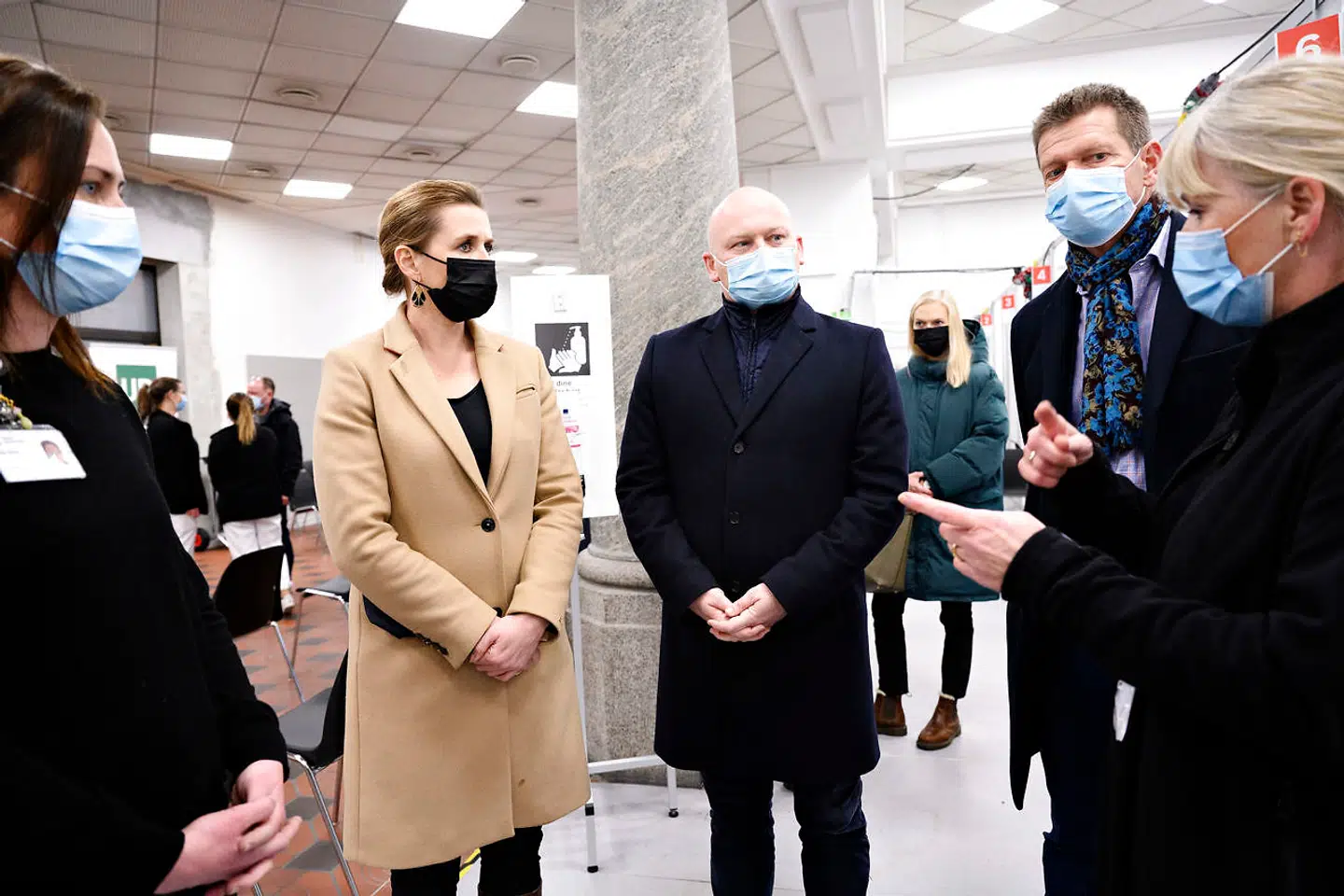 Formand for Region Hovedstaden Lars Gaardhøj (i midten) siger, at de ekstra midler til sundhedspersonalet skal gå til medarbejderne på gulvet - og ikke lederne.