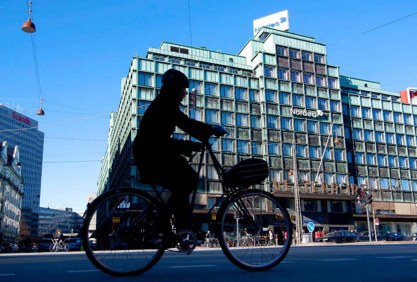 Bankerne fortjener kritik, når det går galt. Men vi skal huske på, at bankerne skal fungere godt for, at også samfundet fungerer godt, mener kronikkens forfattere.