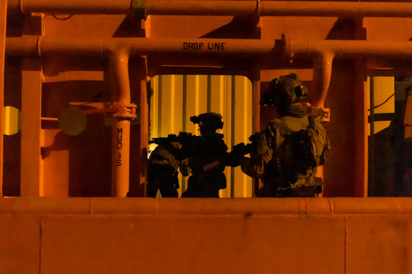 Frømandskorpset simulerer bording af et skib, der er blevet kapret af pirater, under træning i Esbjerg Havn i 2021.