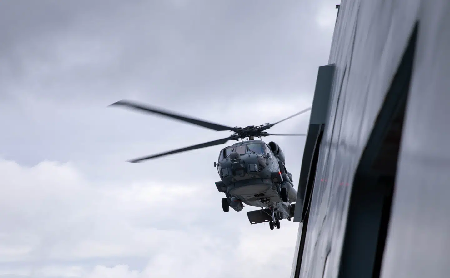 Under ildkampen i Guineabugten skød de formodede pirater blandt andet mod den danske Seahawk-helikopter.