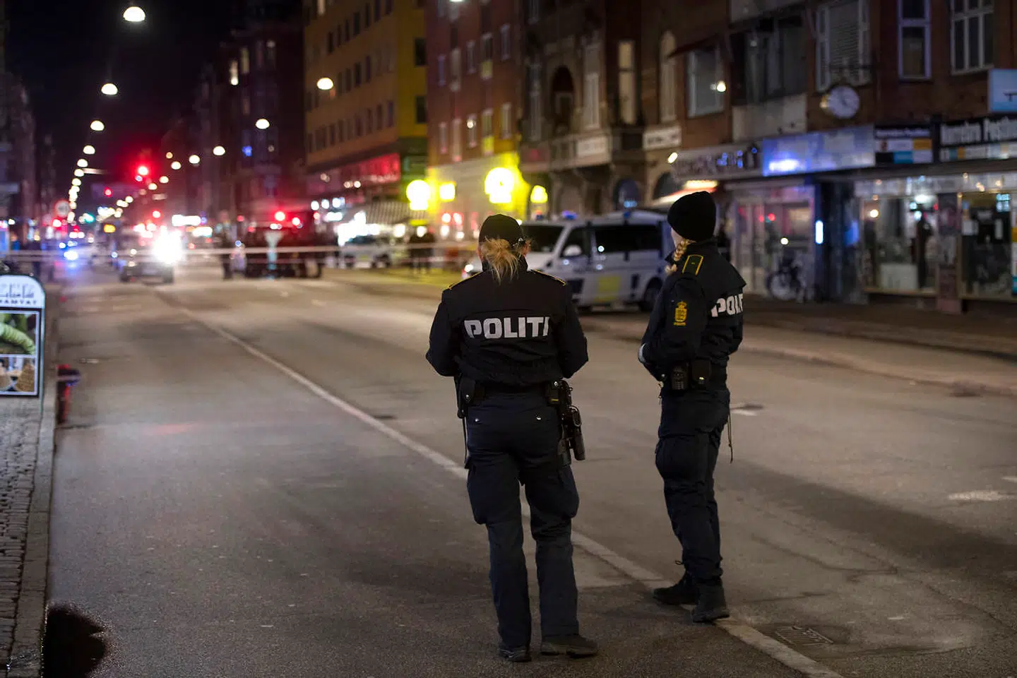 En person er blevet dræbt af skud i ryggen på Nørrebro i København, torsdag 2. december 2021. En del af Nørrebrogade og Sorgenfrigade blev afspærret i forbindelse med efterforskningen.