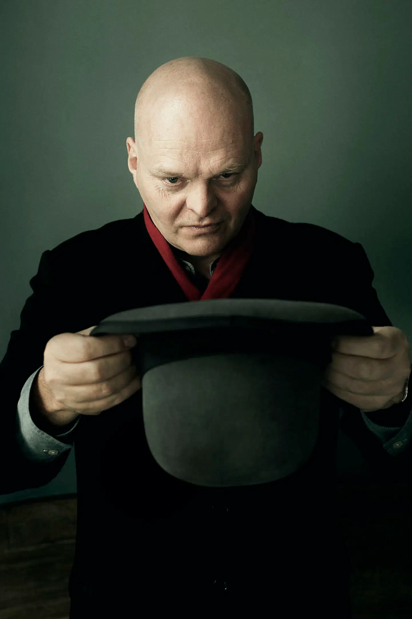 Islandske Hallgrímur Helgason står bag en række prisvindende romaner, heriblandt »Kvinden ved 1000 grader« fra 2013. Senest udgav han romanen »Tres kilo solskin« i 2018, som nu er udkommet på dansk.