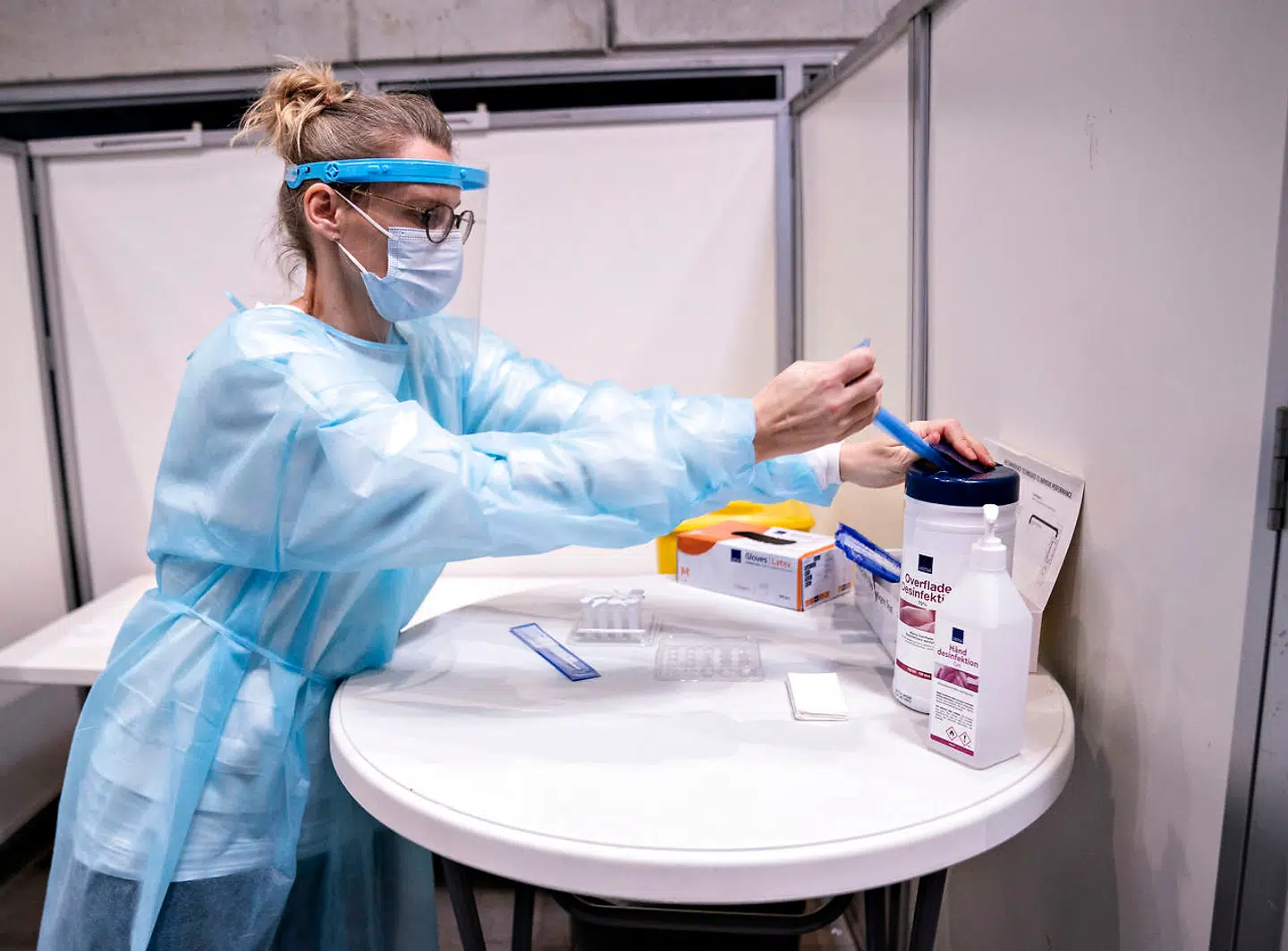 »Vi har blandt andet et smitteudbrud i Jylland efter en julefrokost med 150 mennesker,« siger Birgitte Drewes, vicedirektør i Styrelsen for Patientsikkerhed. (Arkivfoto)