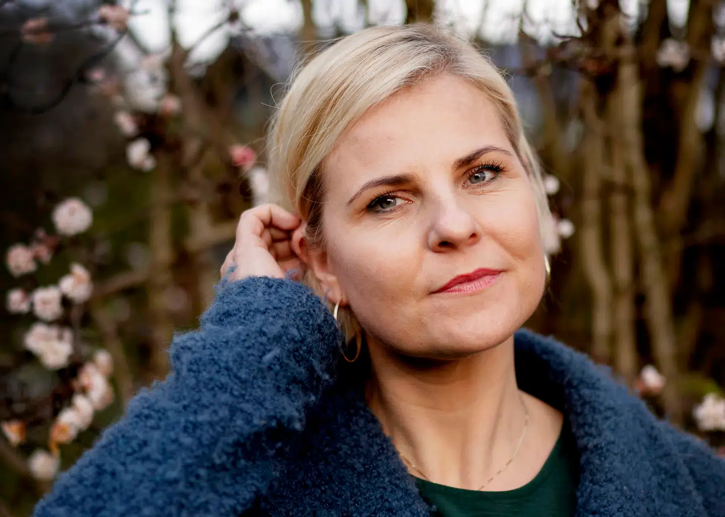 Merete Dea Larsen stiller op til valget om at blive Dansk Folkepartis nye formand. Hun mener, at hun vil være bedre i stand til at samle partiet end Morten Messerschmidt, fordi hun med egne ord ikke er en del af noget fløj- og magtspil.