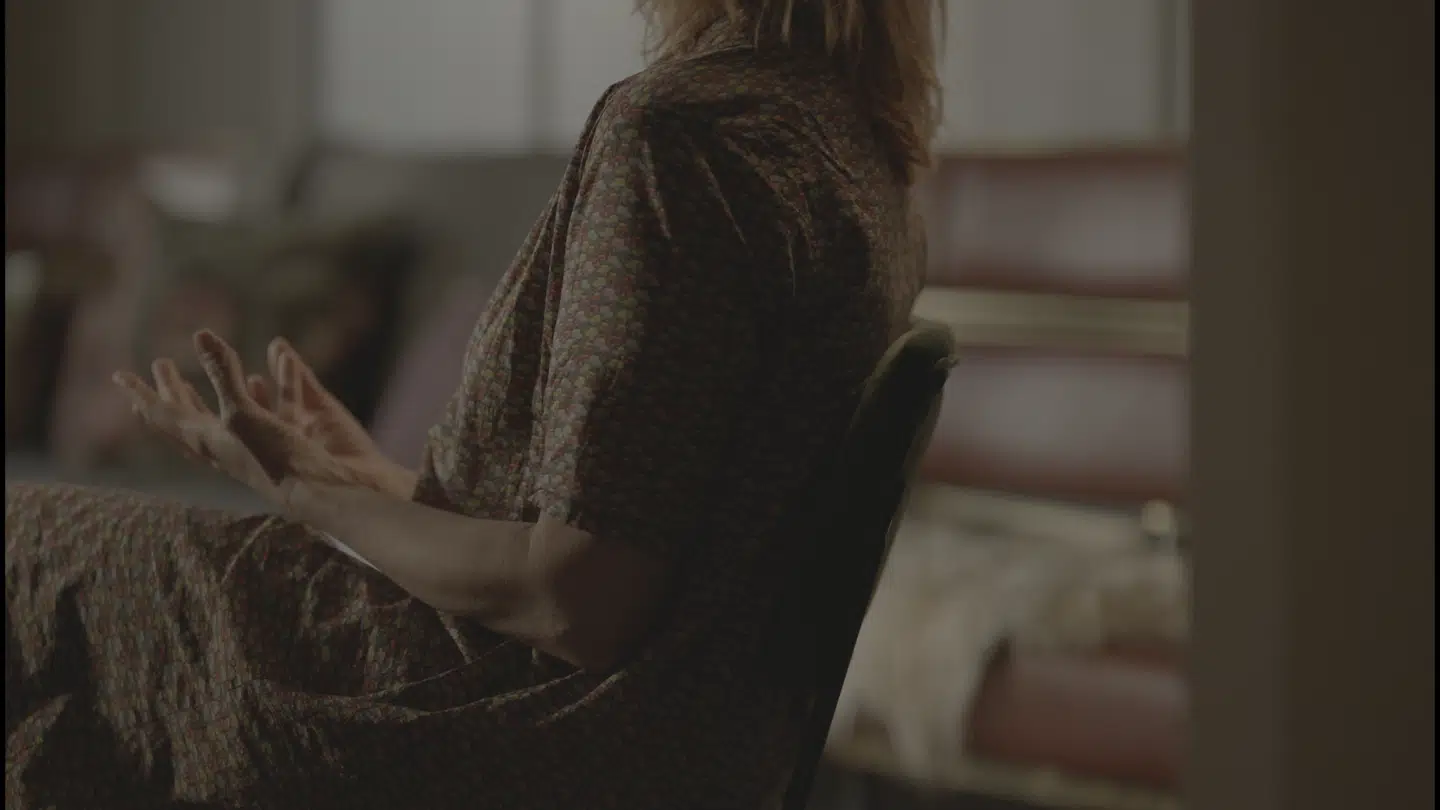 En af kvinderne, anonymiseret som »Sara«, fortæller om de seksuelle overgreb, hun blev udsat for af Jean-Claude Arnault.