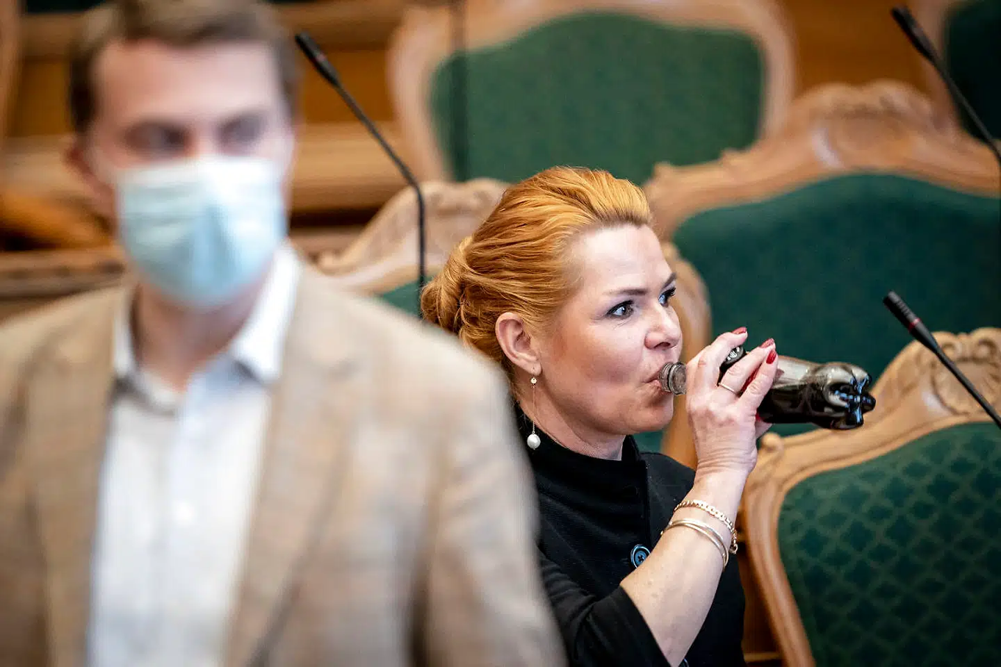 Formandsvalget har næppe nogen betydning for Dansk Folkepartis politiske placering. Men det har betydning for partiets overlevelseskraft, skriver Amalie Lyhne i denne leder.