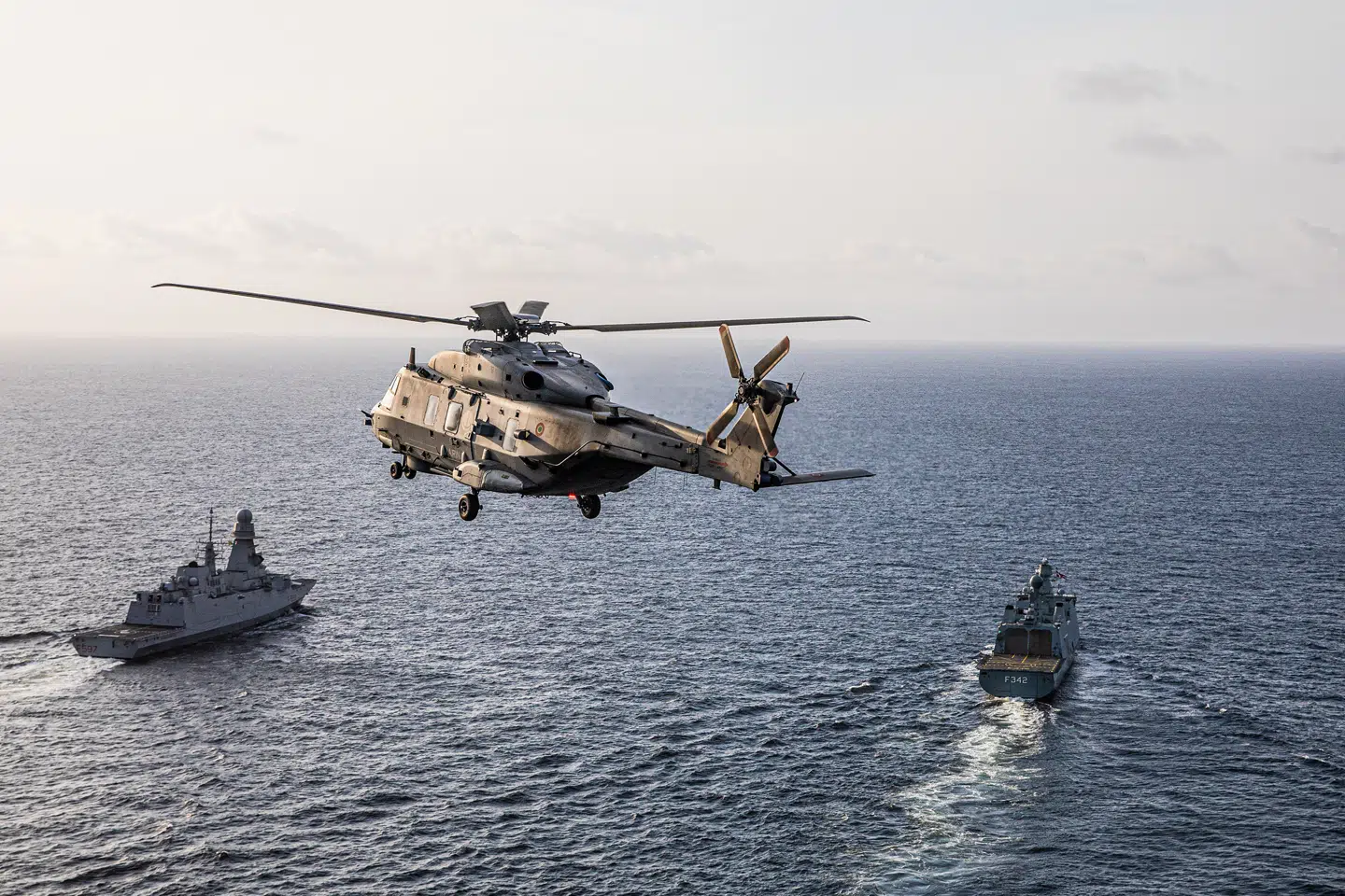 En italiensk helikopter i luften, mens fregatten Esbern Snare for nylig deltog i en international øvelse ud for Pointe-Noire i Congo i den sydøstlige del af operationsområdet, her sammen med den franske korvet Germinal.