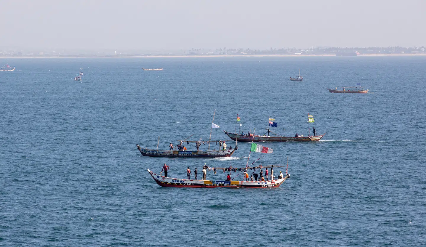 Firskerbåde nær fregatten Esbern Snare under Operation Meridian ud for Tema i Ghana.
