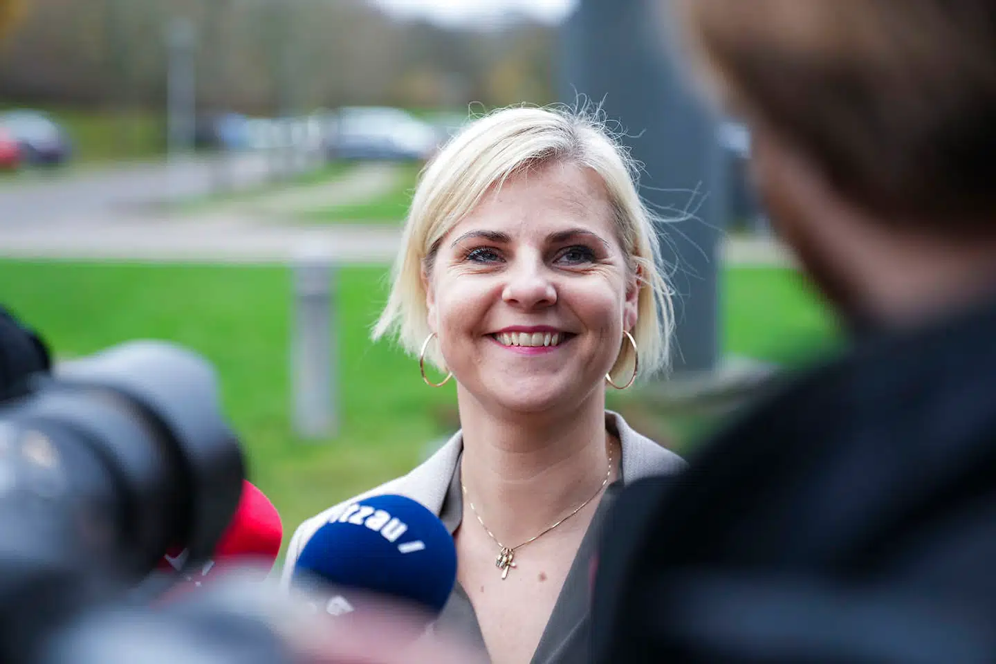 Merete Dea Larsen sidder i Dansk Folkepartis hovedbestyrelse og har tidligere været suppleant i Folketinget, nu stiller hun op som formand. Hendes far blev ifølge hende selv uretmæssigt ekskluderet af partiet.