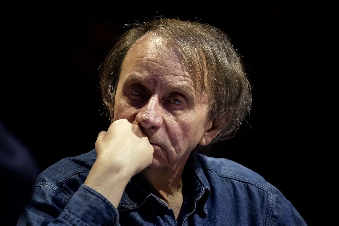 Kender man til Michel Houellebecqs skønlitterære forfatterskab, vil man vide, at fladpandede generaliseringer og overdrivelser hører til dagens orden.