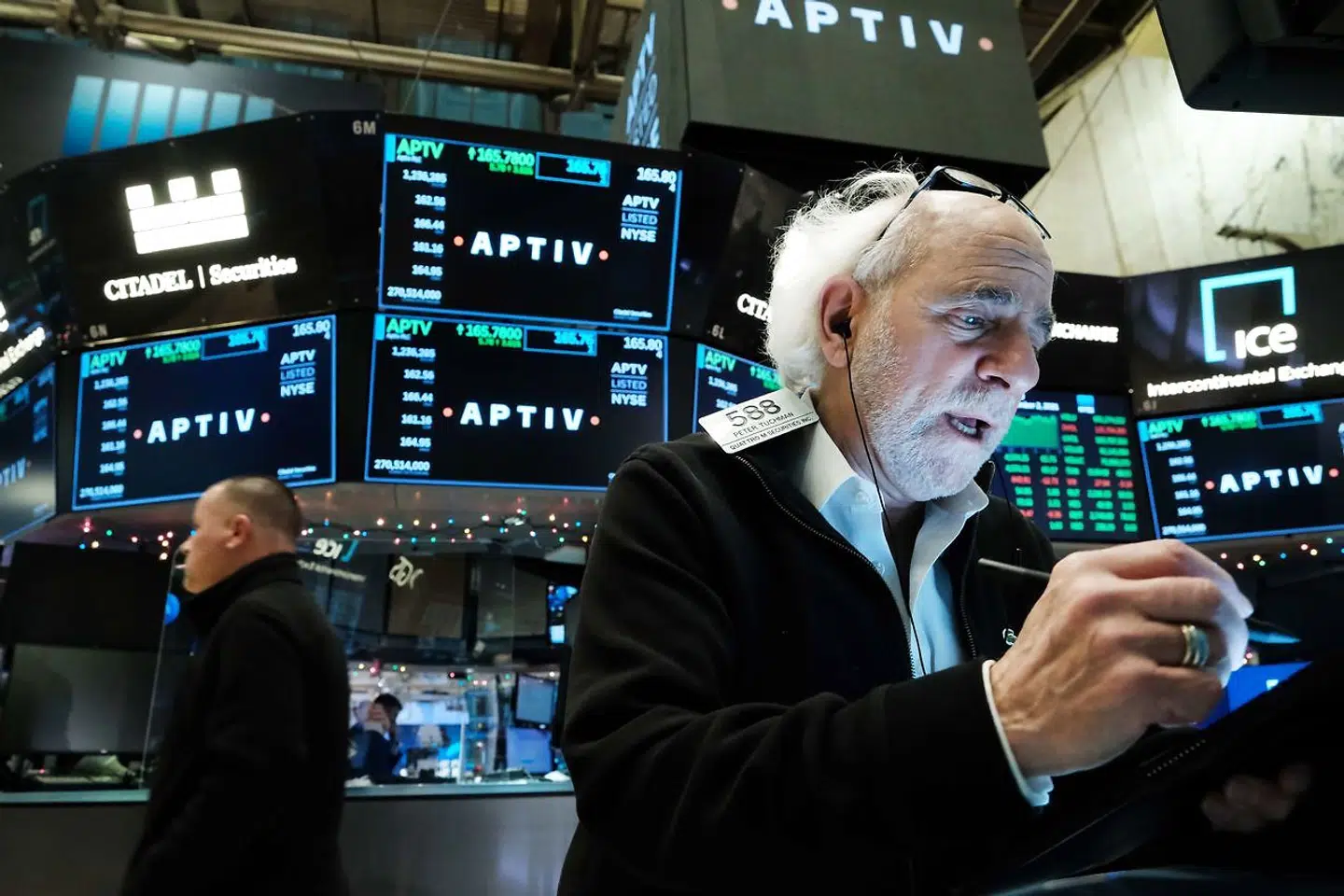 Wall Street har klaret sig bedre gennem den seneste uro end det danske aktiemarked.