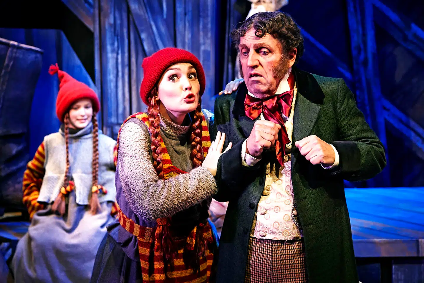 Så kan han lære det, kan han: Søren Hauch-Fausbølls borgmester udsættes for kærlig julebehandling af nissemor (Maria Corydon).