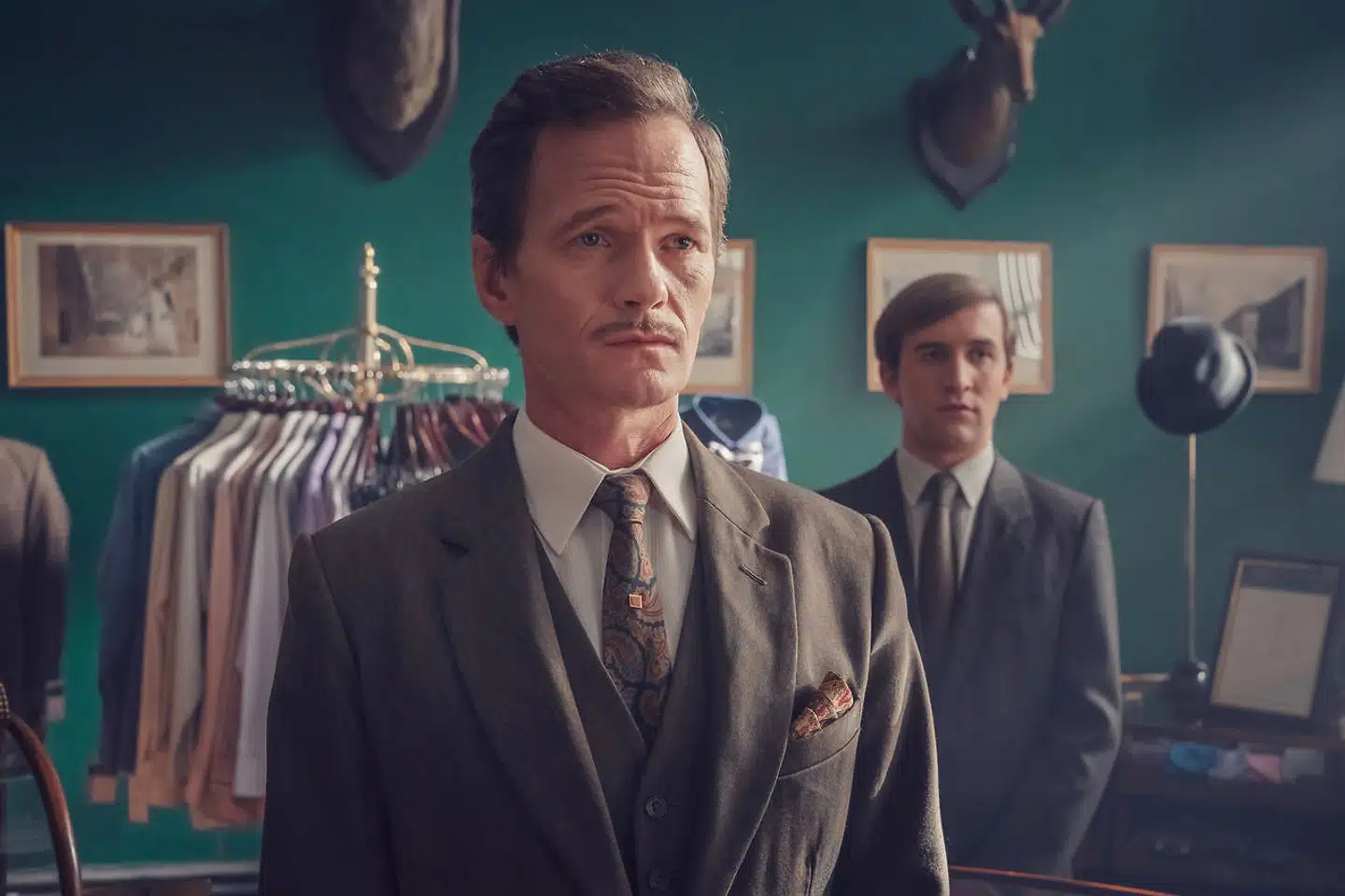 Fra serien »It's a sin«. Neil Patrick Harris i rollen som Henry Coltrane og Calum Scott Howells i rollen som Colin Morris-Jones. Serien kan ses på HBO MAX.