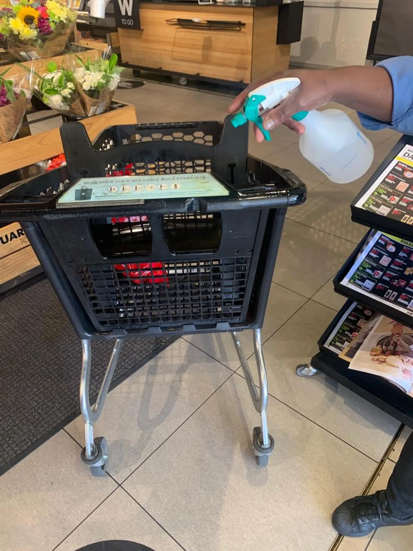 Indkøbsvogne bliver rutinemæssigt afsprittet i supermarkeder i Sydafrika.