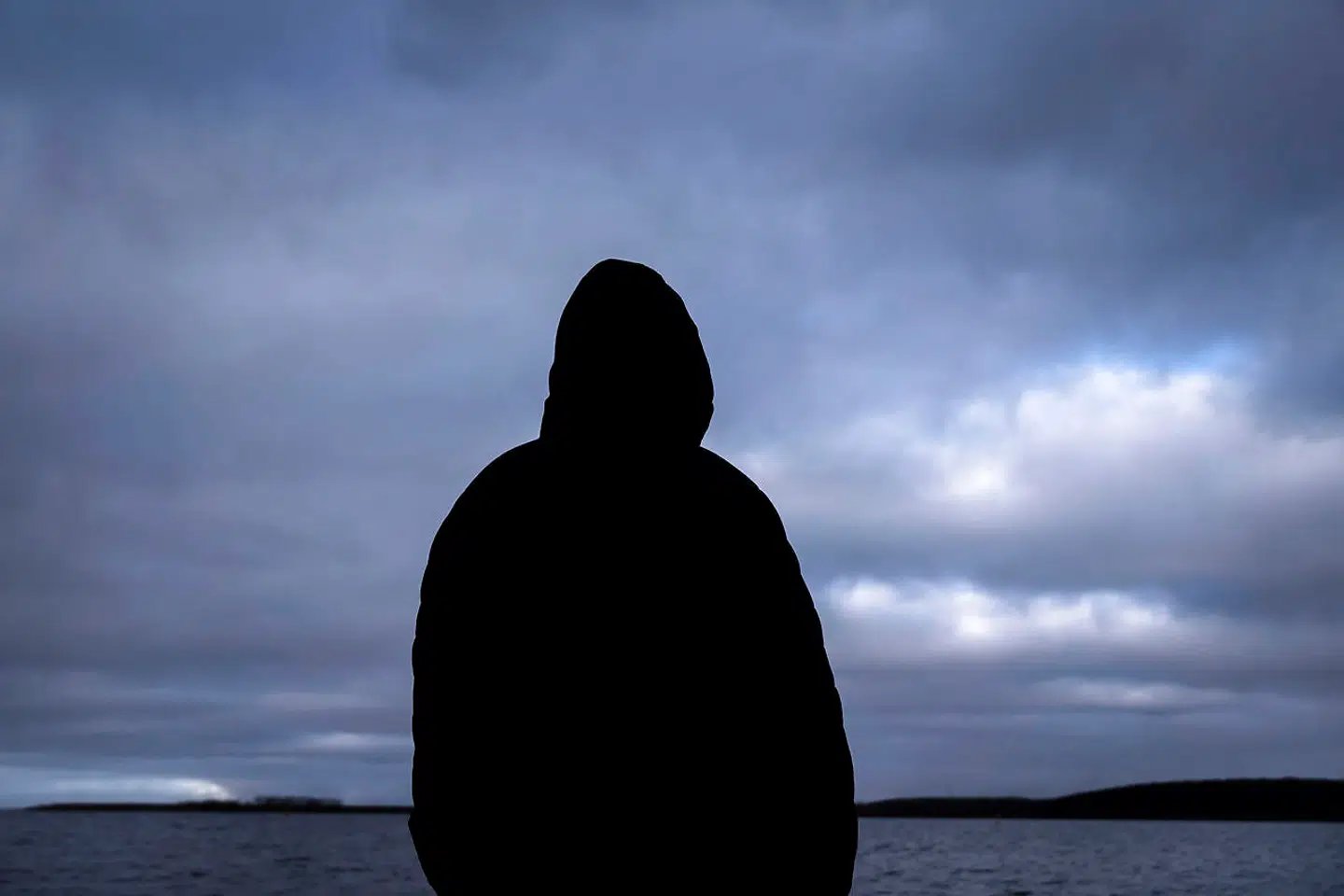 Da den danske kvinde fortalte kaptajnen om voldtægtsforsøget, blev hun først mødt med sympati. Men da hun kort før afmønstring fik stukket evalueringen i hånden, indså hun, at hverken han eller andre besætningsmedlemmer havde interesse i at få sandheden frem.