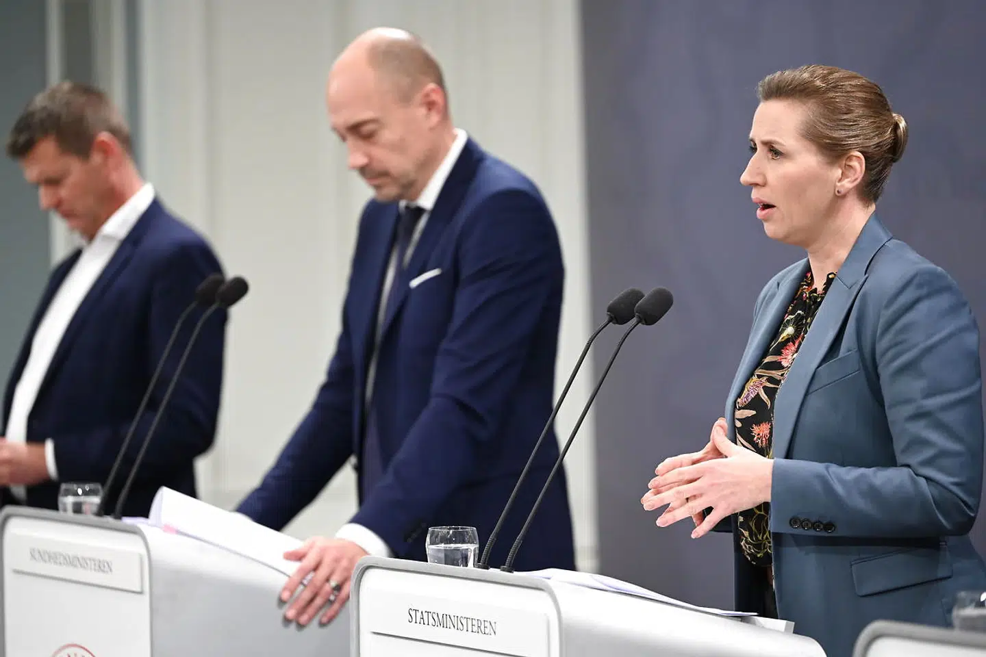 Statsminister Mette Frederiksen (th.) var flankeret af det sædvanlige hold bestående af sundhedsminister Magnus Heunicke (i midten), direktør i Sundhedsstyrelsen Søren Brostrøm (tv.) og uden for billedet direktør i Statens Serum Institut, Henrik Ullum. Derudover deltog formand for Danske Regioner Stephanie Lose (V), og Erik Brøgger, direktør for Borgerservice under Udenrigsministeriet.