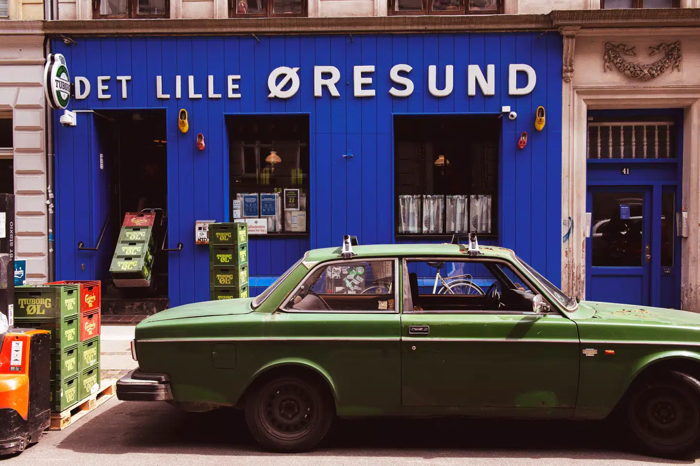 De findes stadig i bybilledet – her Bodega Det lille Øresund på Vesterbro. Men fremtiden ser ikke lys ud for byens værtshuse, der lukker et efter et. Billedet er fra den nye bog »Stamsteder« og fra udstillingen af samme navn på Københavns Museum.