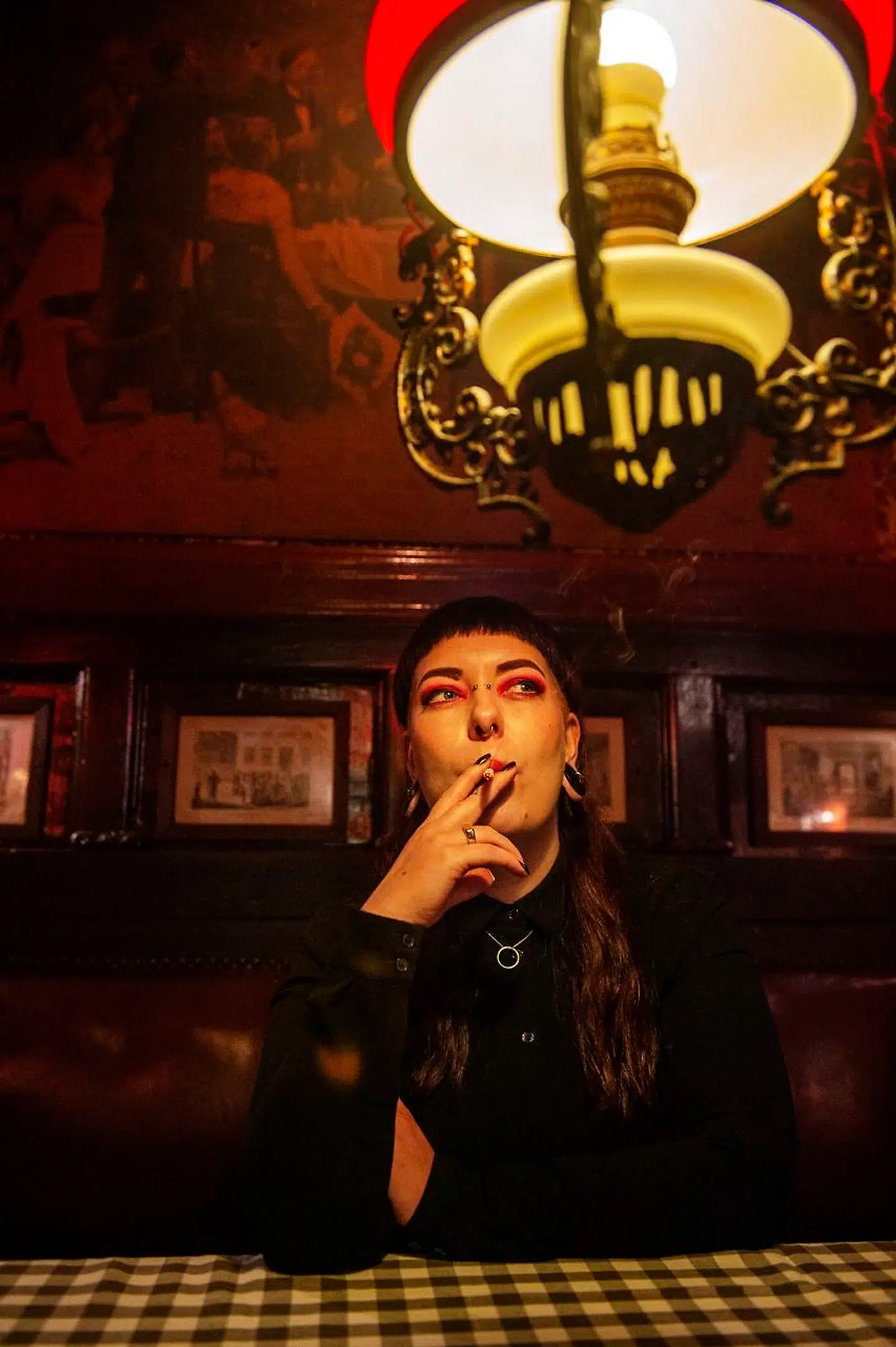 Bo-Bi Bar i Klareboderne, København K. Stedet er traditionelt kendt for at tiltrække studerende, journalister og kunstnere. I dag er den også på en del tilrejsendes liste over steder, de skal opleve. Foto fra bogen 'Stamsteder'.