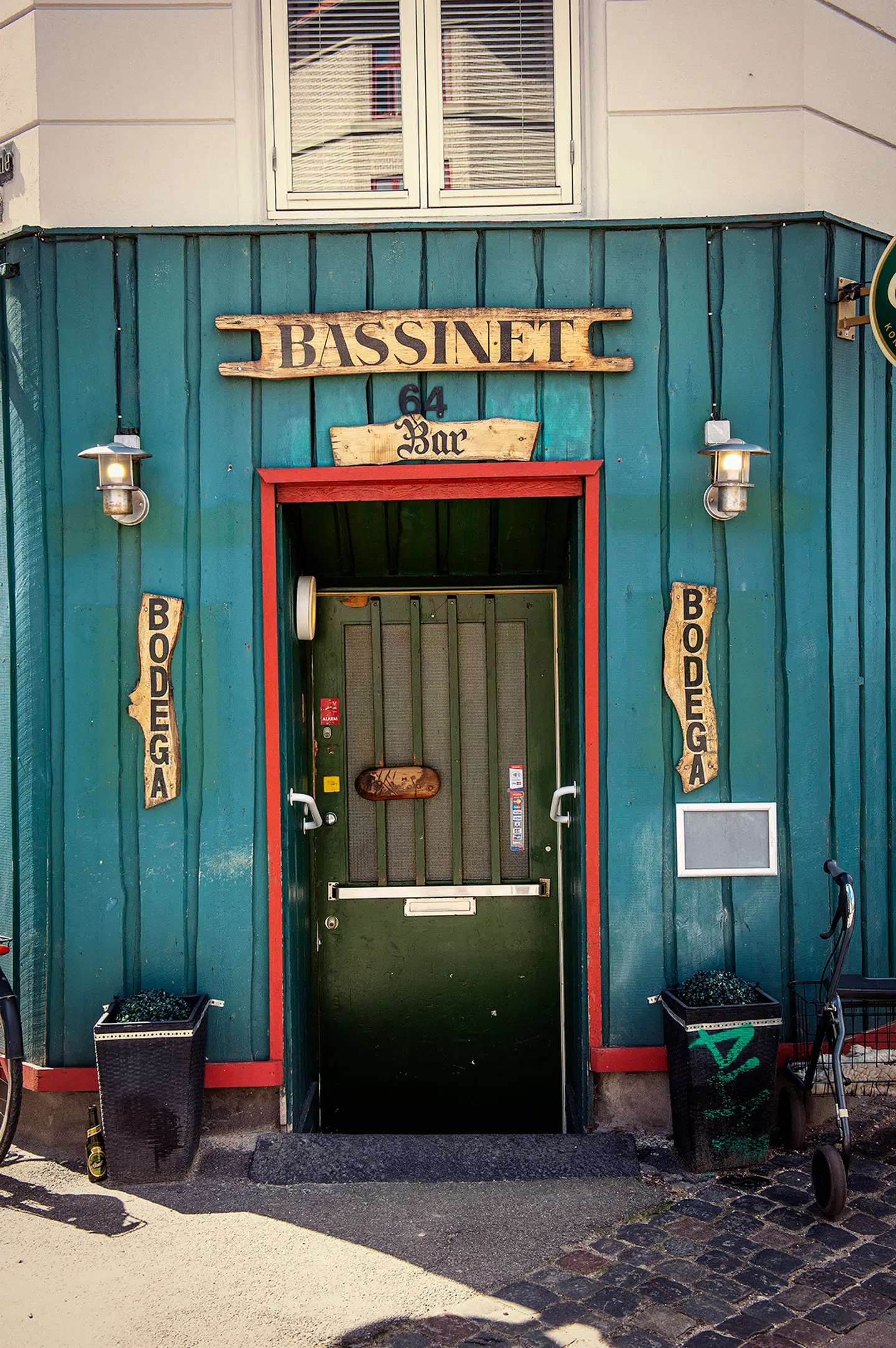 Østerbro er andet og mere end cafeer og vinbarer. Her Bassinet med den blå facade.