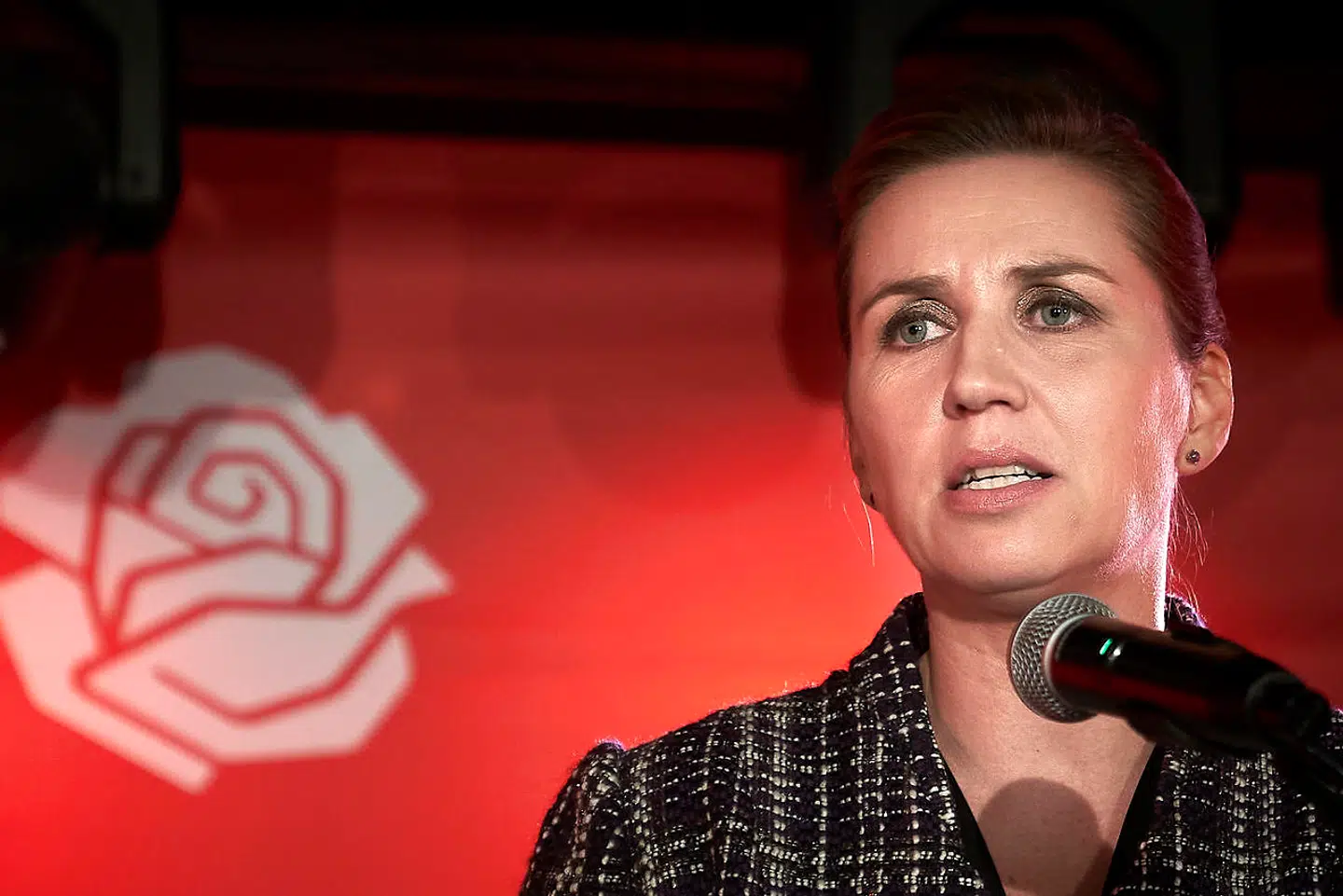 Statsminister Mette Frederiksen har sat sig i spidsen for en ny reformkurs i Danmark, der blandt andet skal gøre tusindvis af danskere faglærte. Et forslag, som regeringen har smidt på bordet i den forbindelse, vil dog reelt ikke give nogle særlige gevinster, viser nye tal fra regeringens egne embedsmænd.